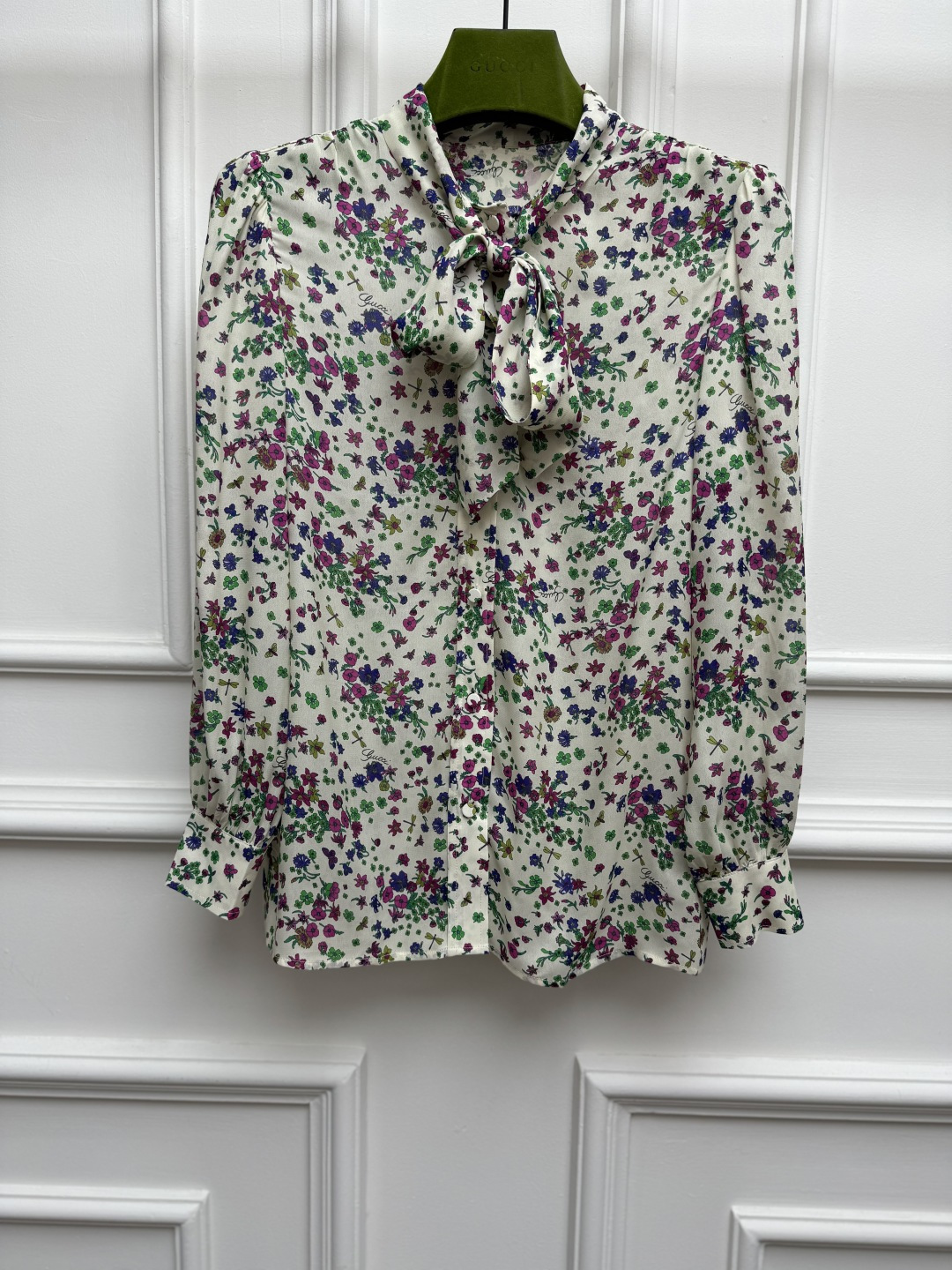 NO:877083,New spring and summer styles are available. G family floral print silk shirt 2026 spring and summer series. Bow tie neckline. Retro floral print pattern. Elegant and high-end. Customized silk fabric. Light, comfortable and textured. Normal fit. The upper body is slim and elegant. Sizes SMLxL,,gucci,shirts,real silk,19860909春夏新款上新啦 G家花卉印花真丝衬衫 2026春夏系列 蝴蝶结系带领口 复古花卉印花图案 优雅高级 定制真丝面料 轻薄舒适有质感 正常版型 上身显瘦又气质 尺码SMLxL,,gucci,shirts,real silk,,Women's clothing