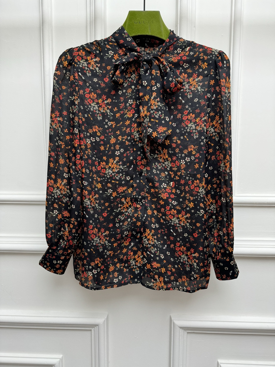NO:877099,New spring and summer styles are available. G family floral print silk shirt 2026 spring and summer series. Bow tie neckline. Retro floral print pattern. Elegant and high-end. Customized silk fabric. Light, comfortable and textured. Normal fit. The upper body is slim and elegant. Sizes SMLxL,,gucci,shirts,real silk,19860909春夏新款上新啦 G家花卉印花真丝衬衫 2026春夏系列 蝴蝶结系带领口 复古花卉印花图案 优雅高级 定制真丝面料 轻薄舒适有质感 正常版型 上身显瘦又气质 尺码SMLxL,,gucci,shirts,real silk,,Women's clothing