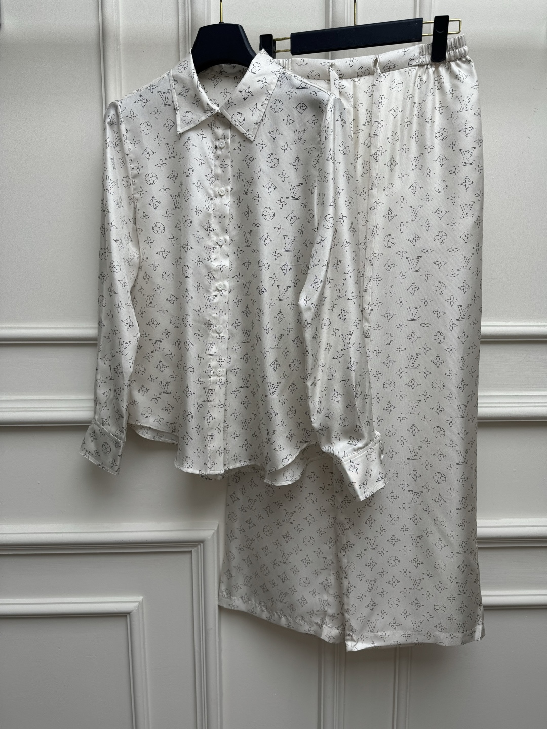 NO:877114,New styles of shirts and trousers for spring and summer. L family presbyopia silk suit 2026 spring and summer series. Perfect lazy pajamas style. Classic presbyopia print pattern. Retro fashionable and high-end. Heavy twill silk fabric. Comfortable and skin-friendly. Super texture. Normal fit. The upper body is casual, refined and lazy. Complete trademarks. Sizes SMLxL, Louis Vuitton, real silk,19860909衬衣 长裤春夏新款上新啦 L家老花真丝套装 2026春夏系列 妥妥的慵懒睡衣风 经典老花印花图案 复古时髦又高级 重磅斜纹绸真丝面料 舒适亲肤 超有质感 正常版型 上身休闲精致慵懒十足 商标齐全 尺码SMLxL,,louis vuitton,real silk,,Women's clothing