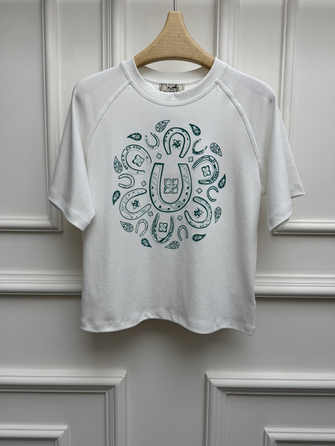 NO:878096,New spring and summer styles are available. H family horseshoe print T-shirt 2026 spring and summer series. Round neck and dropped shoulder design. Horseshoe print pattern. Simple, fashionable and advanced. Customized pure cotton fabric. Soft, comfortable and breathable. Normal fit. The upper body is slim and elegant. Sizes are SML, tees, t-shirt,19860909春夏新款上新啦 H家马蹄印花T恤 2026春夏系列 圆领落肩设计 采用马蹄铁印花图案 简约时髦高级 定制纯棉面料 柔软舒适透气 正常版型 上身显瘦又气质 尺码SML,,tees，t-shirt,,Women's clothing