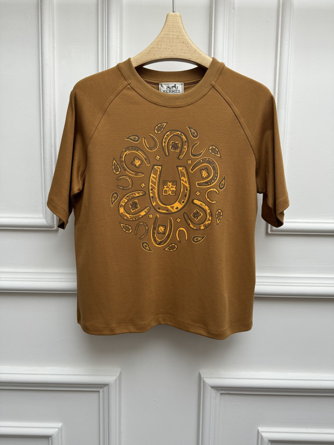 NO:878099,New spring and summer styles are available. H family horseshoe print T-shirt 2026 spring and summer series. Round neck and dropped shoulder design. Horseshoe print pattern. Simple, fashionable and advanced. Customized pure cotton fabric. Soft, comfortable and breathable. Normal fit. The upper body is slim and elegant. Sizes are SML, tees, t-shirt,19860909春夏新款上新啦 H家马蹄印花T恤 2026春夏系列 圆领落肩设计 采用马蹄铁印花图案 简约时髦高级 定制纯棉面料 柔软舒适透气 正常版型 上身显瘦又气质 尺码SML,,tees，t-shirt,,Women's clothing