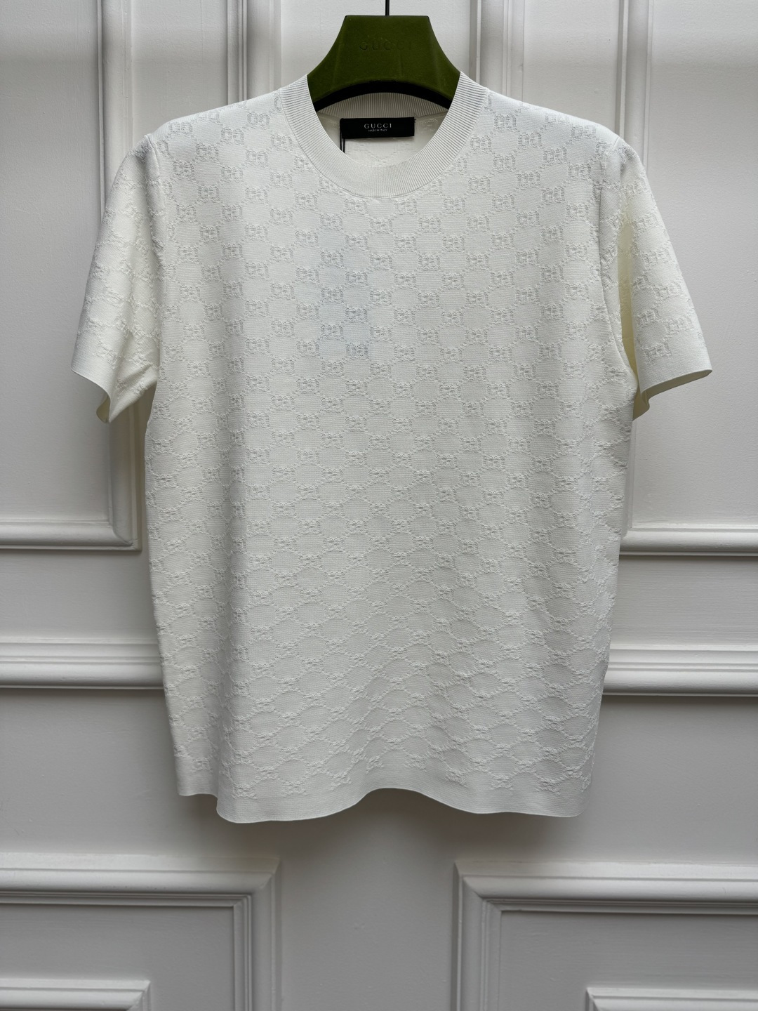 NO:909692,Spring and summer new styles are available. G family double G jacquard short sleeves 2026 spring and summer series. Round neck ribbed neck design. Double G jacquard pattern. Imported woven method. Age-reducing and fashionable and advanced. 1:1 fixed dye vat dyeing. Customized knitted fabric. Comfortable and textured. Normal fit. The upper body is slim and elegant. Sizes SML, gucci, T-shirt,19860909春夏新款上新啦 G家双G提花短袖 2026春夏系列 圆领罗纹领口设计 双G提花图案进口机织法 减龄时髦高级 1:1定染还原染色 定制针织面料 舒适有质感 正常版型 上身显瘦又气质 尺码SML,,gucci,T-shirt,,Women's clothing