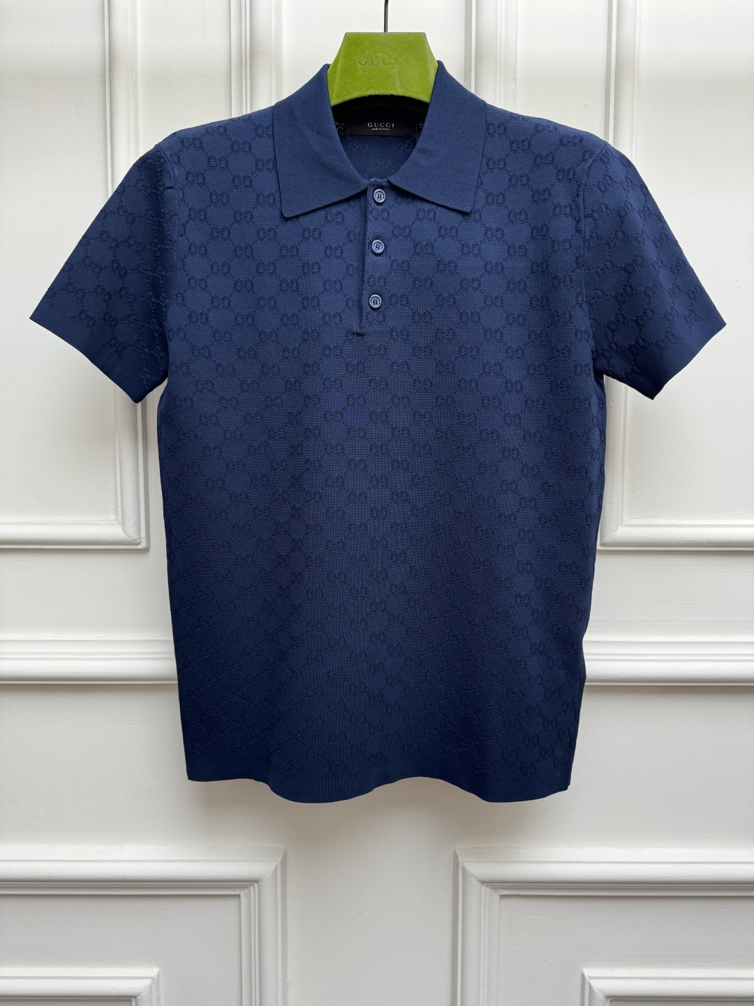 NO:909684,New spring and summer new styles G jacquard knitted polo shirt 2026 spring and summer series Classic polo neckline Double G jacquard pattern imported woven method Age-reducing and fashionable high-end 1:1 vat dyeing Customized knitted fabric Comfortable and textured Normal fit The upper body is slim and elegant Size SML,,gucci,19860909春夏新款上新啦 G家提花针织polo衫 2026春夏系列 经典polo领领口 双G提花图案进口机织法 减龄时髦高级 1:1还原染色 定制针织面料 舒适有质感 正常版型 上身显瘦又气质 尺码SML,,gucci,,Women's clothing