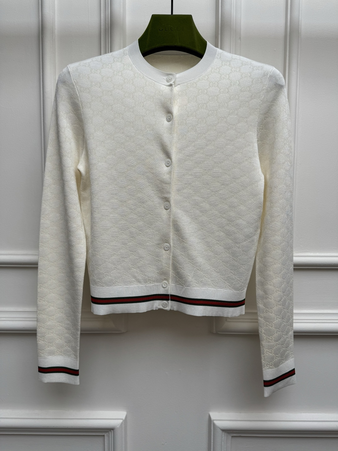 NO:878105,New spring and summer new styles G jacquard knitted cardigan 2026 spring and summer series Round ribbed neckline Double G jacquard pattern Red and green stripes at the hem with contrasting colors Retro lazy and high-end cotton blended knitted fabric Comfortable and textured Normal fit The upper body is slim and elegant Size SML,,gucci,19860909春夏新款上新啦 G家提花针织开衫 2026春夏系列 圆领罗纹领口 双G提花图案 下摆红绿条纹撞色搭配 复古慵懒高级 棉质混纺针织面料 舒适有质感 正常版型 上身显瘦又气质 尺码SML,,gucci,,Women's clothing