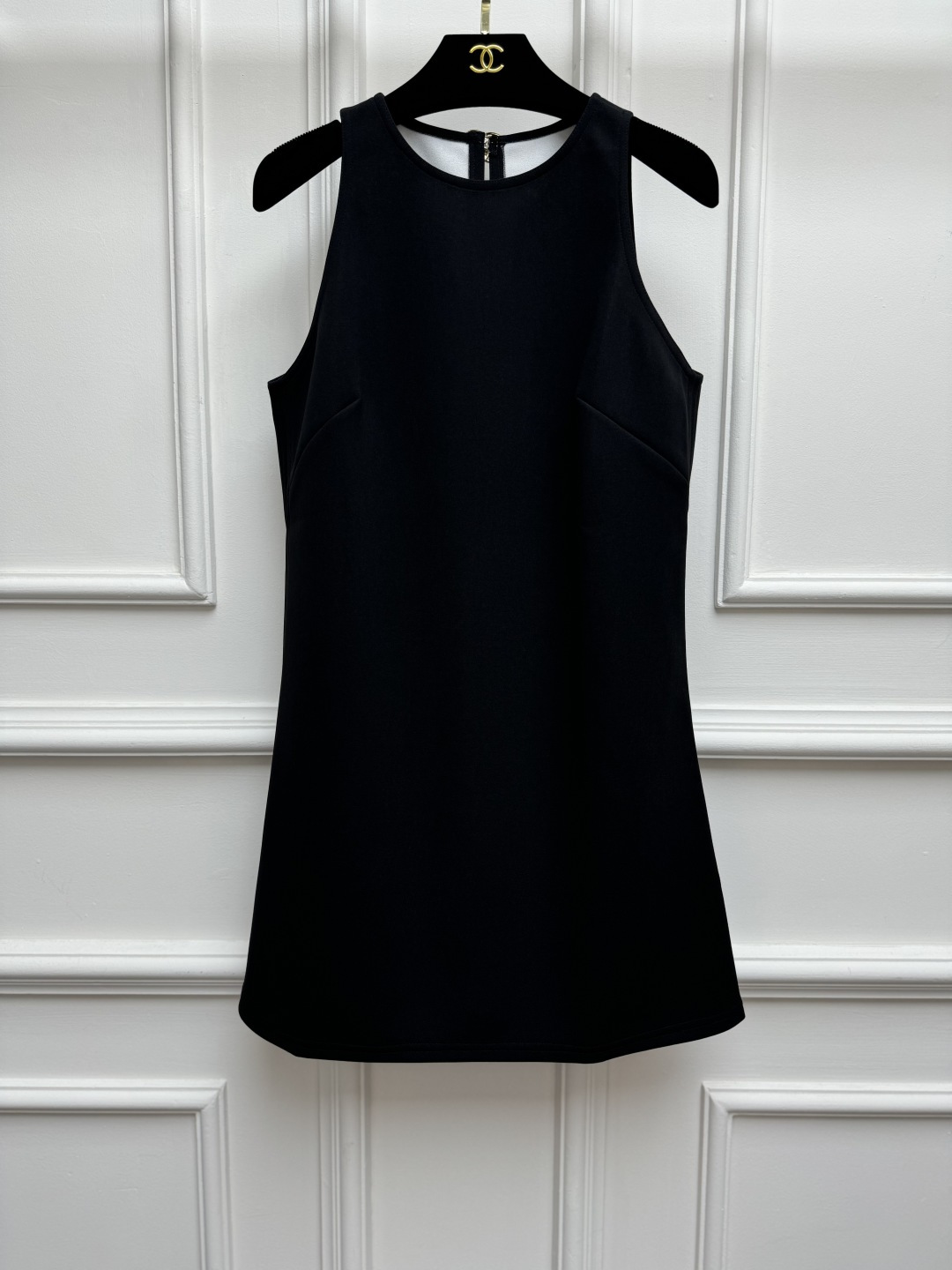 NO:878123,New spring and summer styles are available. Xiangjia black back button dress 2026 spring and summer series. Round neck design. Double C hardware buckle decoration on the back. Simple and advanced. Made of polyester fiber fabric. Soft and comfortable. A-line shape. The upper body is slim and elegant. Sizes SML,,chanel,skirts,19860909春夏新款上新啦 香家黑色背扣连衣裙 2026春夏系列 圆领领口设计 后背双C五金扣装饰点缀 简约高级 采用聚酯纤维面料 柔软舒适 A字版型 上身显瘦又气质 尺码SML,,chanel,skirts,,Women's clothing