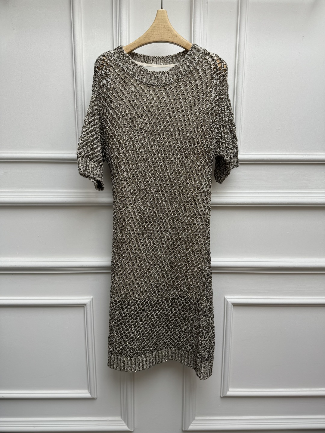 NO:878117,Spring and summer new styles BC hollow knitted dress 2026 spring and summer series Round neck neckline design Exquisite hollow mesh weaving Yarn intertwined with fine golden sequins inlay Radiant, low-key and luxurious Made of linen blended yarn Imported Swiss weaving technology Soft and comfortable Straight slim fit The upper body is versatile and elegant Size SML,,skirts,19860909春夏新款上新啦 BC镂空针织连衣裙 2026春夏系列 圆领领口设计 精致镂空网眼织法 纱线交织细碎金色亮片镶嵌 光芒四射 低调奢华 采用亚麻混纺纱线 进口瑞士机织工艺 柔软舒适 直筒修身版型 上身百搭又气质 尺码SML,,skirts,,Women's clothing