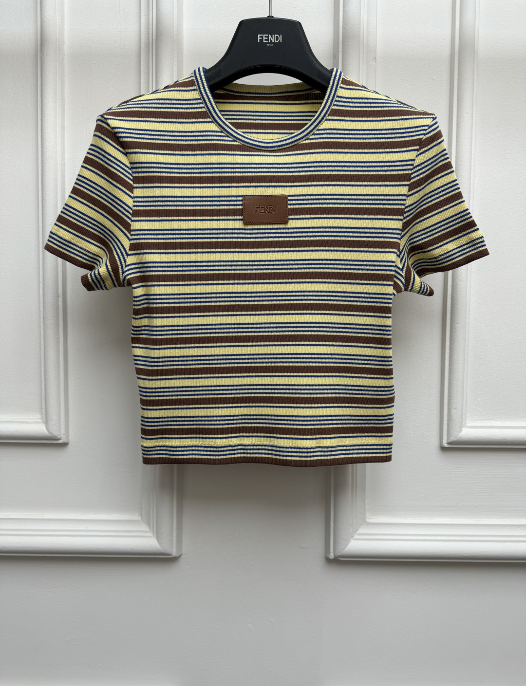NO:878672,Spring and summer new styles are available. FD striped knitted short sleeves. 2026 spring and summer series. Round neck design. Contrast stripe design. Leather letter logo embellishment on the chest. The color is gentle and high-end. Cotton knitted fabric. Soft and comfortable. Short version. The upper body is slim and elegant. Sizes SML, T-shirt,19860909春夏新款上新啦 FD条纹针织短袖 2026春夏系列 圆领领口设计 撞色条纹设计 胸前皮标字母logo点缀 配色温柔高级 棉质针织面料 柔软舒适 短款版型 上身显瘦又气质 尺码SML,,T-shirt,,Women's clothing