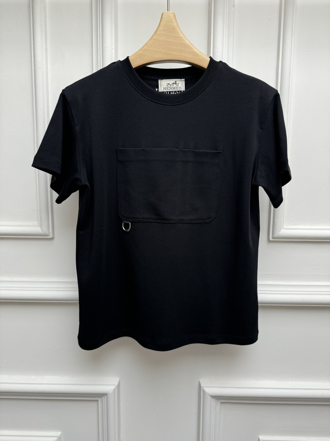 NO:878676,Spring and summer new styles are coming. H family chest pocket T-shirt 2026 spring and summer series. Round neck design. Chest pocket decoration. Metal ring buckle embellishment. Simple and advanced. Customized pure cotton fabric. Soft, comfortable and breathable. Normal fit. The upper body is slim and elegant. Sizes are SML, tees, t-shirt,19860909春夏新款上新啦 H家胸前贴口袋T恤 2026春夏系列 圆领领口设计 胸前贴口袋装饰 金属环扣点缀 简约高级 定制纯棉面料 柔软舒适透气 正常版型 上身显瘦又气质 尺码SML,,tees，t-shirt,,Women's clothing