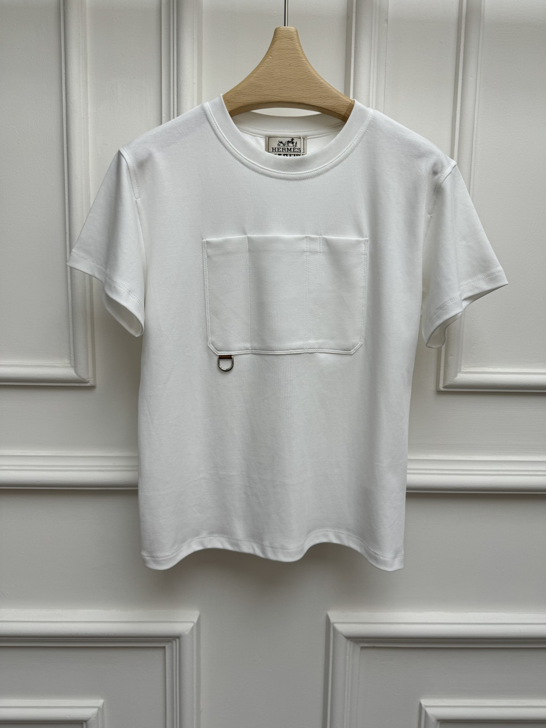 NO:878678,Spring and summer new styles are coming. H family chest pocket T-shirt 2026 spring and summer series. Round neck design. Chest pocket decoration. Metal ring buckle embellishment. Simple and advanced. Customized pure cotton fabric. Soft, comfortable and breathable. Normal fit. The upper body is slim and elegant. Sizes are SML, tees, t-shirt,19860909春夏新款上新啦 H家胸前贴口袋T恤 2026春夏系列 圆领领口设计 胸前贴口袋装饰 金属环扣点缀 简约高级 定制纯棉面料 柔软舒适透气 正常版型 上身显瘦又气质 尺码SML,,tees，t-shirt,,Women's clothing