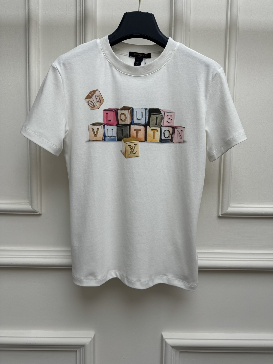 NO:878680,Spring and summer new styles are available. L's colorful building block printed T-shirt 2026 spring and summer series. Round neck design. Colorful building blocks spell out logo letter printing pattern. Fashionable, low-key and luxurious. Full of childlike interest. Customized pure cotton fabric. Soft, comfortable and breathable. Normal fit. The upper body is slim and elegant. Sizes SML, Louis Vuitton, tees, t-shirt,19860909春夏新款上新啦 L家彩色积木印花T恤 2026春夏系列 圆领领口设计 彩色积木拼出logo字母印花图案 时髦低调奢华 童趣十足 定制纯棉面料 柔软舒适透气 正常版型 上身显瘦又气质 尺码SML,,louis vuitton,tees，t-shirt,,Women's clothing