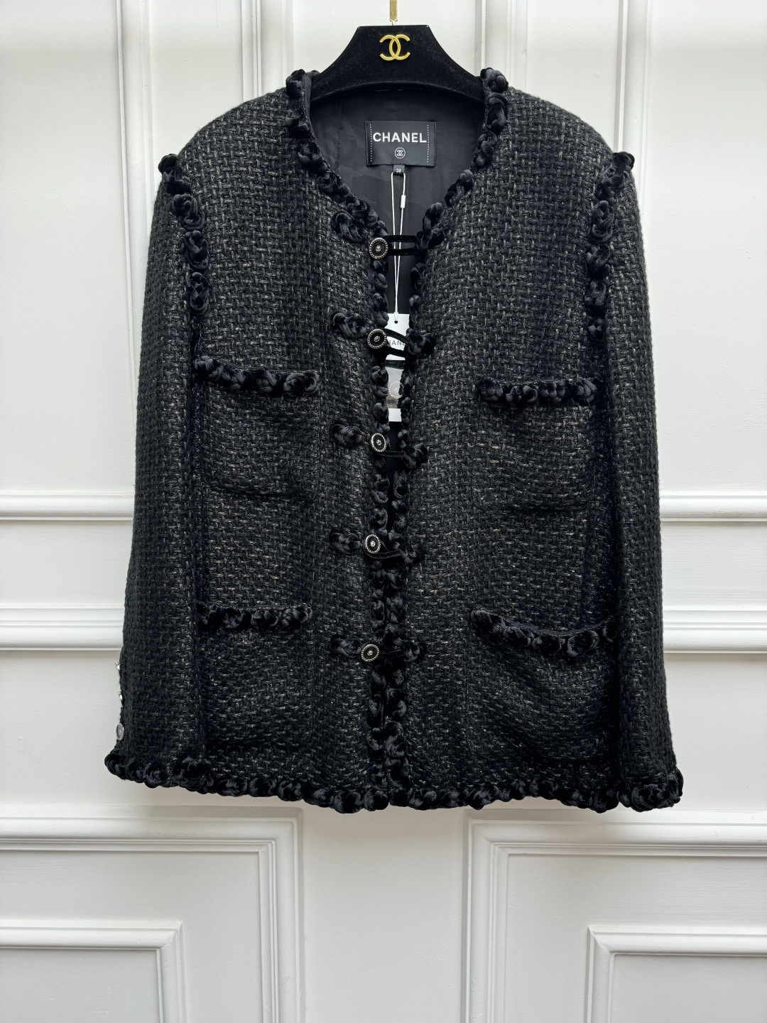 NO:879014,Spring and summer new styles are available. Chanel black four-pocket jacket. 2025 autumn and winter handmade workshop series. Black velvet piping design. Retro Chinese plate buckle decoration. Elegant and fashionable. Customized tweed fabric. Silk lining. Loose fit. The upper body is versatile and elegant. Sizes SML,,chanel,jackets & coats,real silk,19860909春夏新款上新啦 香家黑色四口袋外套 2025秋冬手工坊系列 黑色丝绒滚边设计 复古中式盘扣装饰 优雅大气 时髦高级 定制斜纹软呢面料 真丝里衬 宽松版型 上身百搭又气质 尺码SML,,chanel,jackets & coats,real silk,,Women's clothing