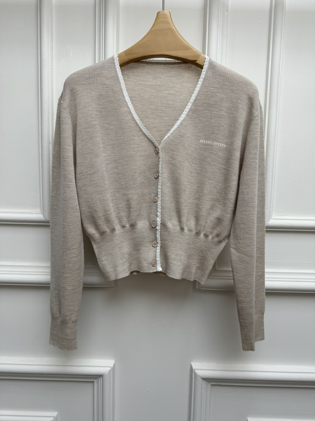 NO:879009,New spring and summer new styles Miu cashmere knitted cardigan 2026 spring and summer series Temperament V-neck neckline Lace splicing design Letter logo embellishment Sweet and fashionable high-end cashmere blended knitted fabric Soft and comfortable Short version The upper body is slim and elegant Size SML,,miumiu,19860909春夏新款上新啦 Miu羊绒针织开衫 2026春夏系列 气质V领领口 蕾丝花边拼接设计 字母logo徽标点缀 甜美时髦高级 羊绒混纺针织面料 柔软舒适 短款版型 上身显瘦又气质 尺码SML,,miumiu,,Women's clothing