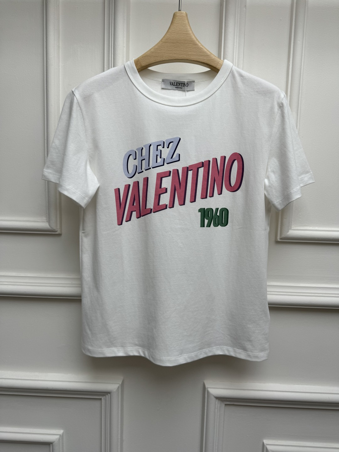 NO:879000,Spring and summer new styles are available. Valentino printed T-shirt 2026 spring and summer series. Round neck design. Classic letter printing pattern. Simple and advanced. Customized pure cotton material. Skin-friendly and breathable. Loose fit. The upper body looks slim and elegant. Sizes SML, valentino, tees, t-shirt,19860909春夏新款上新啦 华伦天奴印花T恤 2026春夏系列 圆领领口设计 经典字母印花图案 简约高级 定制纯棉材质 亲肤透气 宽松版型 上身显瘦又气质 尺码SML,,valentino,tees，t-shirt,,Women's clothing