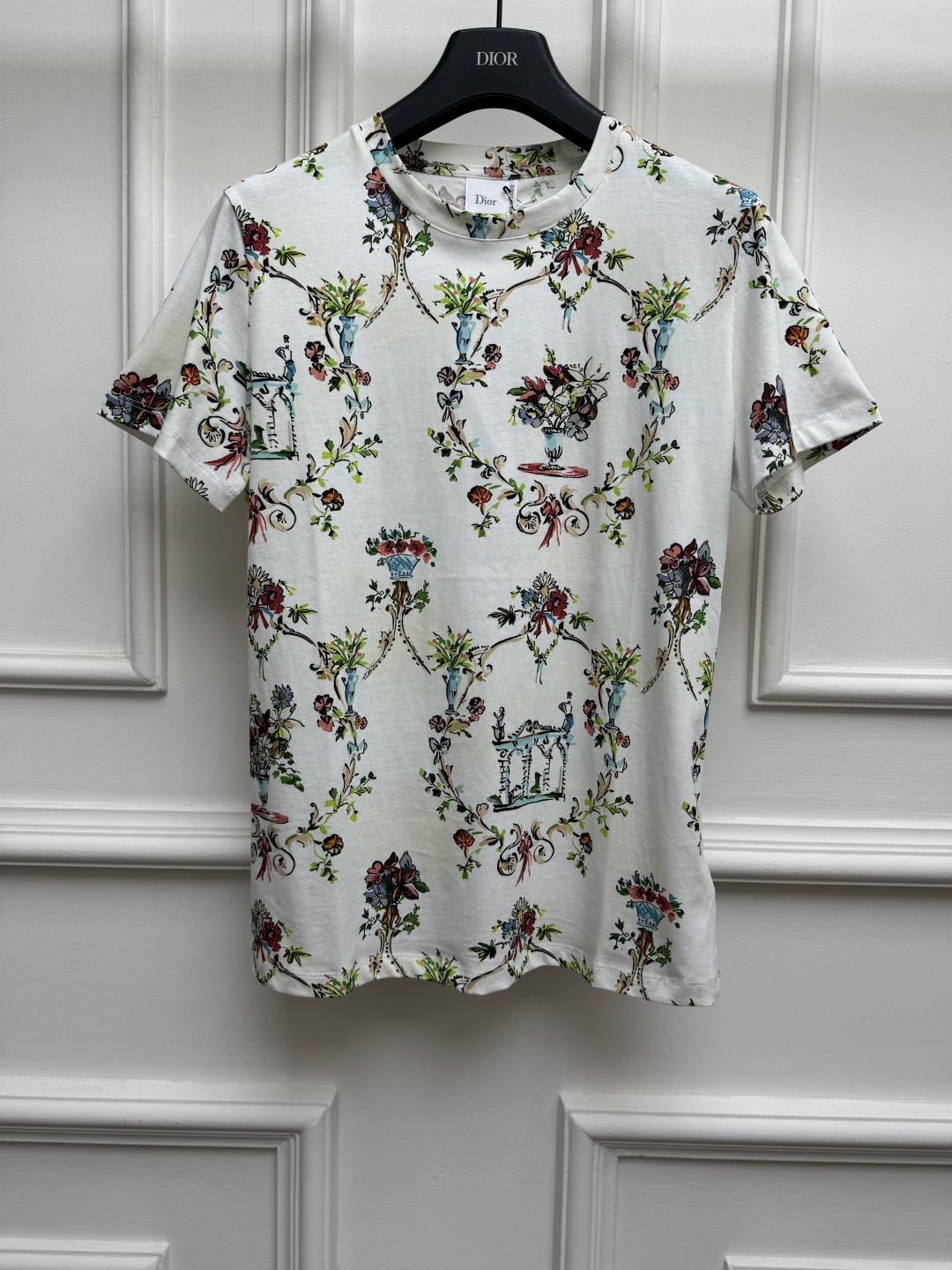 NO:879002,New spring and summer styles are available. D family floral print T-shirt 2026 spring and summer series. Round neck design. Retro floral print pattern. French elegance. Full of high-end feel. Customized pure cotton fabric. Soft, comfortable and breathable. Normal fit. The upper body looks slim and elegant. Sizes SML, dior, tees, t-shirt,19860909春夏新款上新啦 D家花卉印花T恤 2026春夏系列 圆领领口设计 复古花卉印花图案 法式优雅 满满的高级感 定制纯棉面料 柔软舒适透气 正常版型 上身显瘦又气质 尺码SML,,dior,tees，t-shirt,,Women's clothing