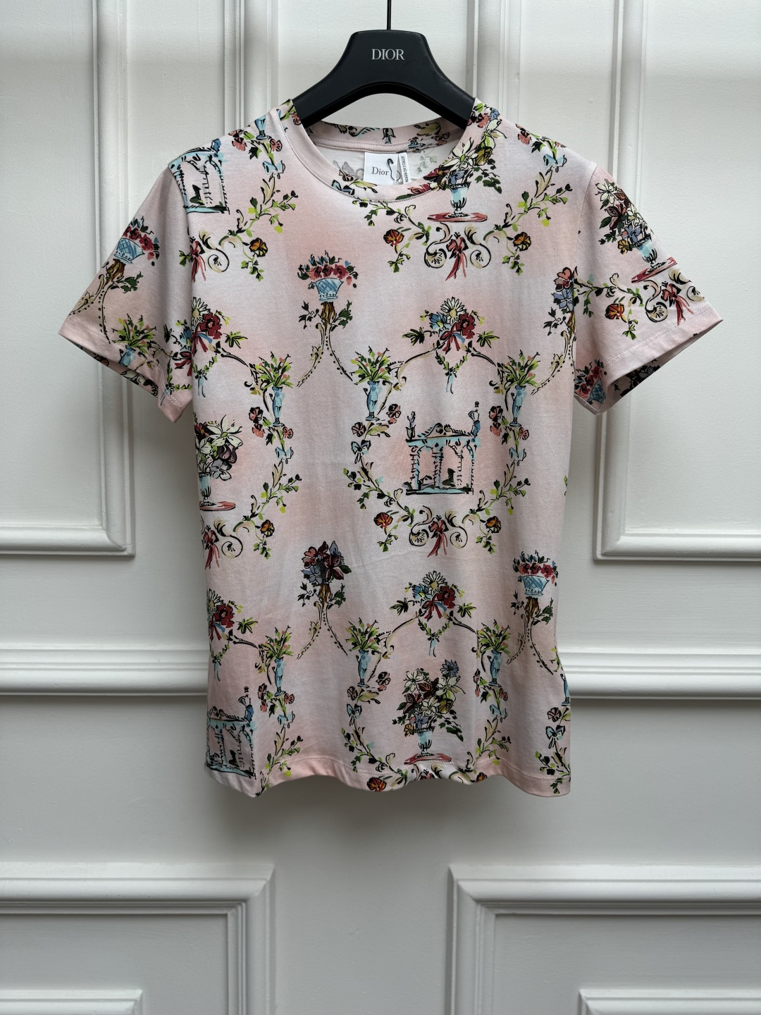 NO:879004,New spring and summer styles are available. D family floral print T-shirt 2026 spring and summer series. Round neck design. Retro floral print pattern. French elegance. Full of high-end feel. Customized pure cotton fabric. Soft, comfortable and breathable. Normal fit. The upper body looks slim and elegant. Sizes SML, dior, tees, t-shirt,19860909春夏新款上新啦 D家花卉印花T恤 2026春夏系列 圆领领口设计 复古花卉印花图案 法式优雅 满满的高级感 定制纯棉面料 柔软舒适透气 正常版型 上身显瘦又气质 尺码SML,,dior,tees，t-shirt,,Women's clothing