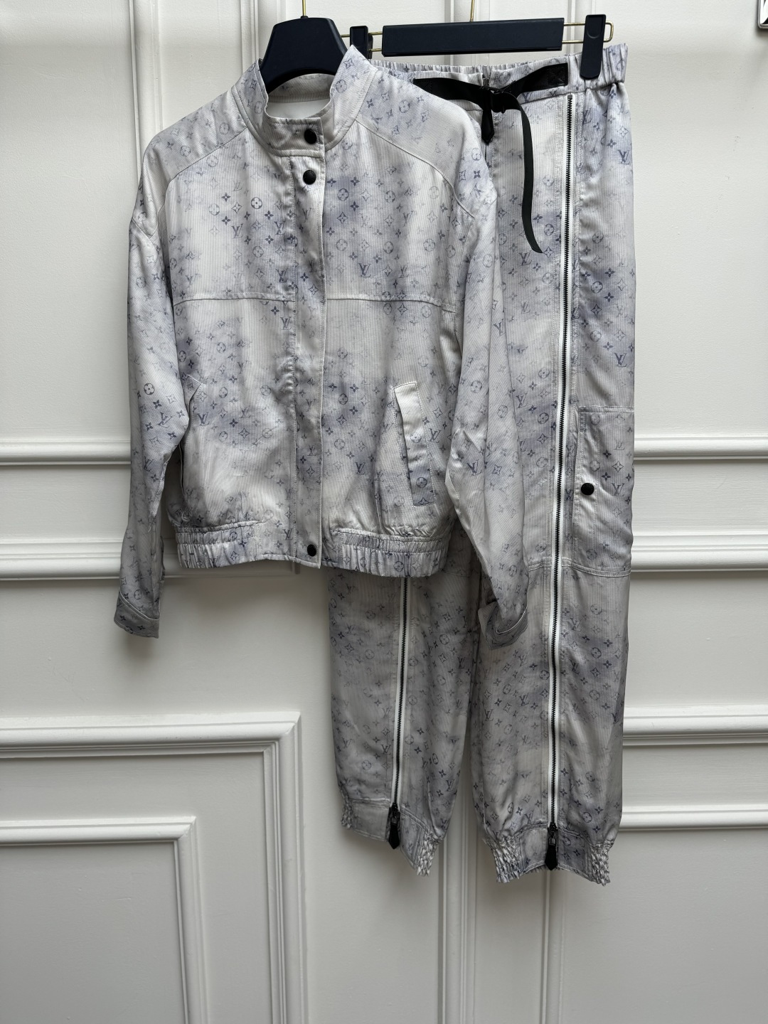 NO:879006,Spring and summer new styles are available. L family presbyopic silk jacket jacket 2026 spring and summer series. Stand collar zipper design. Classic presbyopic print pattern. Fashionable and advanced color matching. Customized silk fabric. Comfortable and skin-friendly. Loose fit. The upper body is versatile and elegant. Sizes SML,,louis vuitton,jackets & coats,jackets & coats,real silk,19860909春夏新款上新啦 L家老花真丝夹克外套 2026春夏系列 立领拉链设计 经典老花印花图案 配色时髦又高级 定制真丝面料 舒适亲肤 宽松版型 上身百搭又气质 尺码SML,,louis vuitton,jackets & coats,jackets & coats,real silk,,Women's clothing