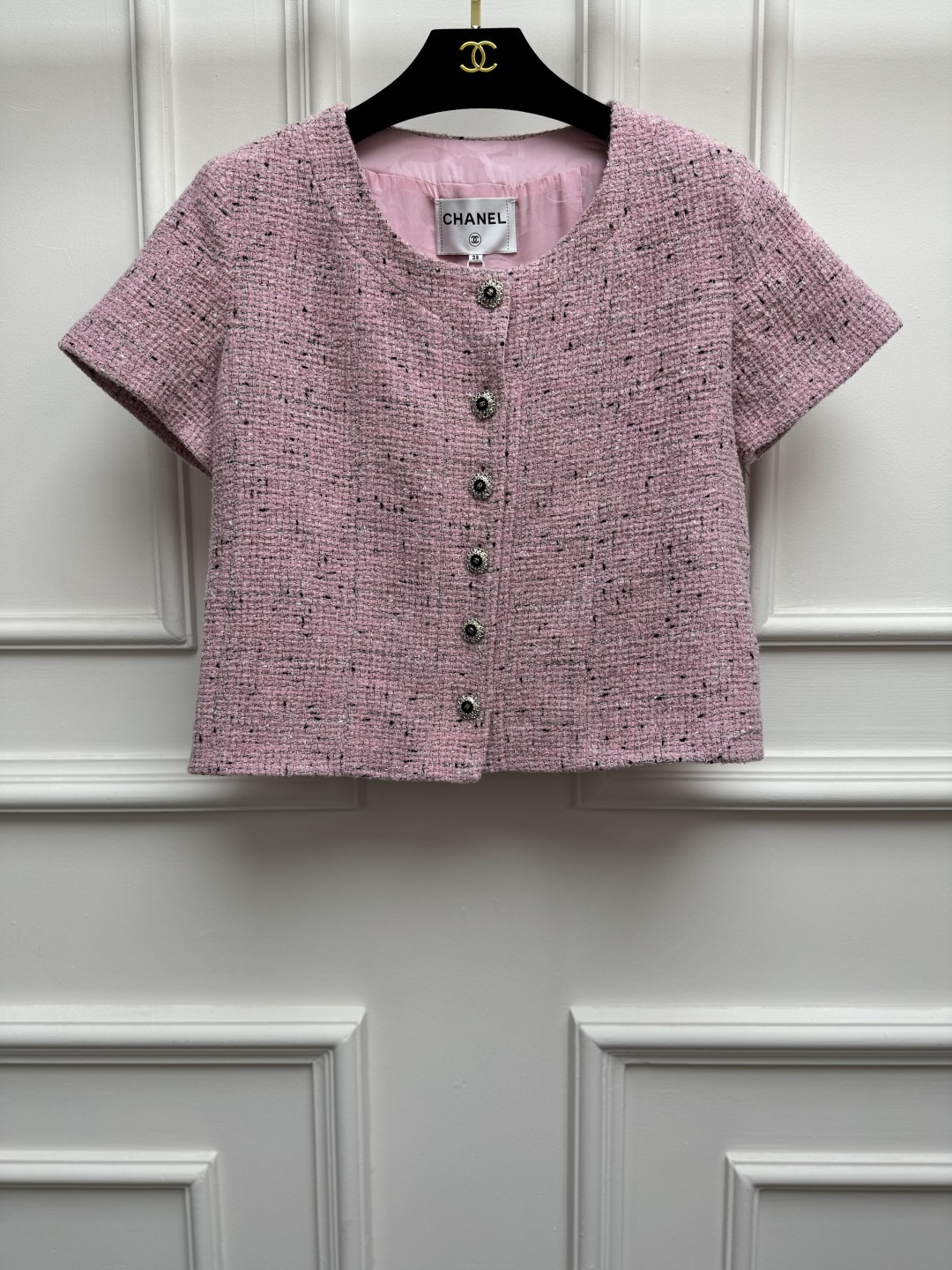 NO:879020,Spring and summer new styles are available. Chanel pink short-sleeved jacket 2025 autumn and winter series. Round neck design. Exquisite double C diamond buckle embellishment. The pink color is gentle and sweet. Customized tweed fabric. Silk lining. Short version. The upper body is slim and elegant. Sizes SML,,chanel,jackets & coats,T-shirt,real silk,19860909春夏新款上新啦 香家粉色短袖外套 2025秋冬系列 圆领领口设计 精致双C钻扣点缀 粉色配色温柔甜美 定制斜纹软呢面料 真丝里衬 短款版型 上身显瘦又气质 尺码SML,,chanel,jackets & coats,T-shirt,real silk,,Women's clothing