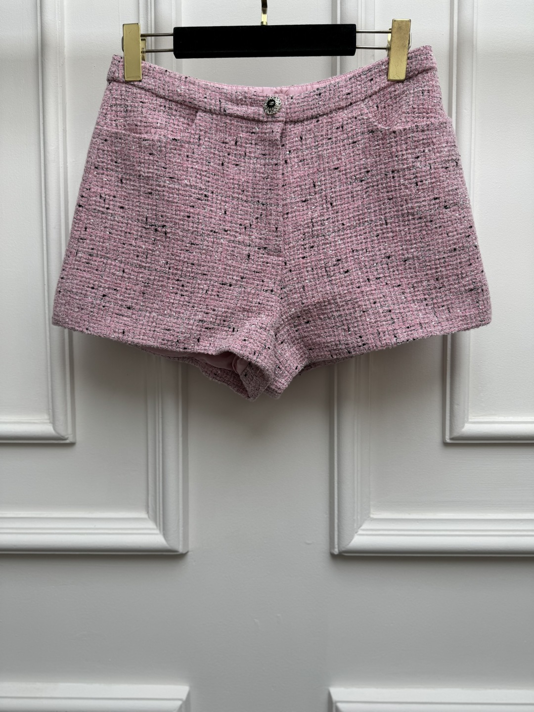 NO:879026,Spring and summer new styles are available. Xiangjia pink tweed shorts 2025 autumn and winter series. High-waisted design to elongate the proportion. Exquisite double-C diamond buckle embellishment. Pink color is gentle and sweet. Customized tweed fabric. Silk lining. High-waisted shorts version. The upper body is slim and elegant. Sizes SML,,chanel,shorts,real silk,19860909春夏新款上新啦 香家粉色花呢短裤 2025秋冬系列 高腰设计拉长比例 精致双C钻扣点缀 粉色配色温柔甜美 定制斜纹软呢面料 真丝里衬 高腰短裤版型 上身显瘦又气质 尺码SML,,chanel,shorts,real silk,,Women's clothing
