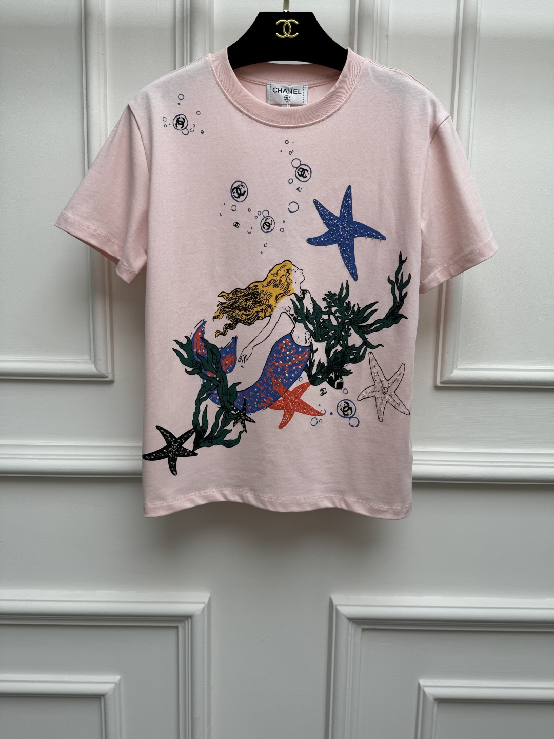 NO:886236,New spring and summer styles are available. Xiangjia mermaid printed T-shirt 2026 spring and summer series. Round neck design. Mermaid printed pattern. Beaded embroidery embellishment. Bright colors. Full of artistic sense. Customized pure cotton fabric. Soft, comfortable and breathable. Normal fit. The upper body is slim and elegant. Sizes SML, chanel, tees, t-shirt,19860909春夏新款上新啦 香家美人鱼印花T恤 2026春夏系列 圆领领口设计 美人鱼印花图案 珠片刺绣点缀 色彩鲜艳 满满的艺术感 定制纯棉面料 柔软舒适透气 正常版型 上身显瘦又气质 尺码SML,,chanel,tees，t-shirt,,Women's clothing