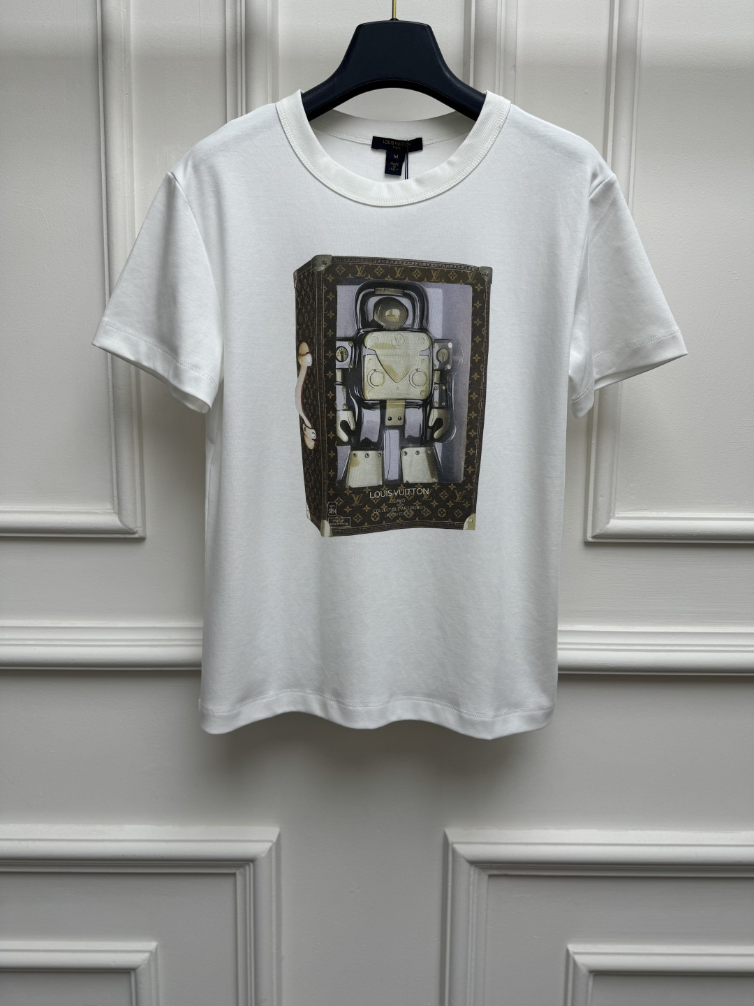 NO:886244,Spring and summer new styles are available. L's robot printed T-shirt 2026 spring and summer series. Round neck design. Robot + classic presbyopic suitcase printing pattern. Exquisite and fashionable to reduce age. Customized pure cotton fabric. Comfortable and skin-friendly. Loose fit. The upper body is versatile and elegant. Sizes SML, louis vuitton, tees, t-shirt,19860909春夏新款上新啦 L家机器人印花T恤 2026春夏系列 圆领领口设计 机器人+经典老花皮箱印花图案 精致时髦减龄 定制纯棉面料 舒适亲肤 宽松版型 上身百搭又气质 尺码SML,,louis vuitton,tees，t-shirt,,Women's clothing