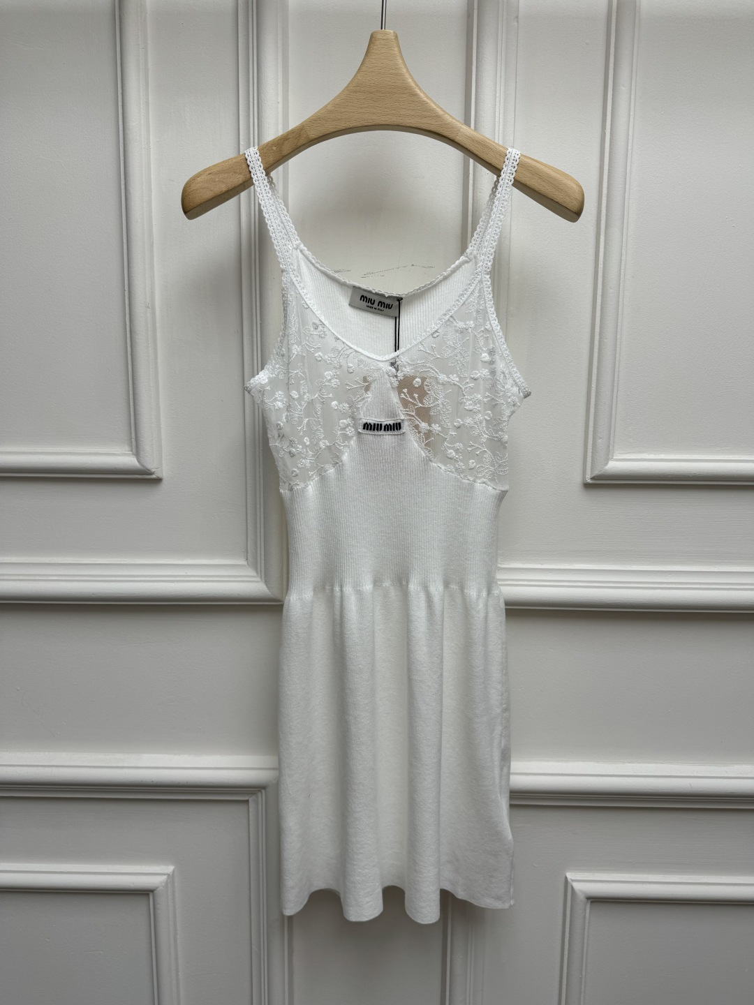 NO:886252,New spring and summer new styles Miu lace splicing suspender skirt 2026 spring and summer series Temperament V-neck neckline Lace splicing design Letter logo embellishment Sweet and fashionable high-end cotton blended knitted fabric Soft and comfortable Elastic slim fit The upper body is slim and versatile Sizes SML,,miumiu,skirts,19860909春夏新款上新啦 Miu蕾丝拼接吊带裙 2026春夏系列 气质V领领口 蕾丝花边拼接设计 字母logo徽标点缀 甜美时髦高级 棉混纺针织面料 柔软舒适 弹力修身版型 上身显瘦又百搭 尺码SML,,miumiu,skirts,,Women's clothing