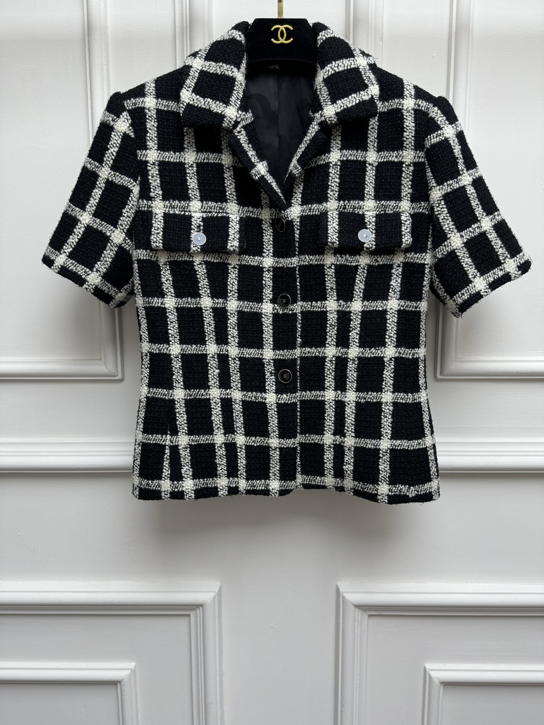 NO:924910,New styles for early spring are available!  Xiangjia plaid short-sleeved 2026 spring and summer preview series Lapel neck design Retro double C button decoration Classic black and white plaid Retro and high-end Customized wool tweed fabric Slim fit The upper body is slim and elegant Sizes SML, chanel, T-shirt,19860909早春新款上新啦！ 香家格子花呢短袖 2026春夏预告系列 翻领领口设计 复古双C纽扣装饰 经典黑白格纹 复古又高级 定制羊毛粗花呢面料 修身版型 上身显瘦又气质 尺码SML,,chanel,T-shirt,,Women's clothing