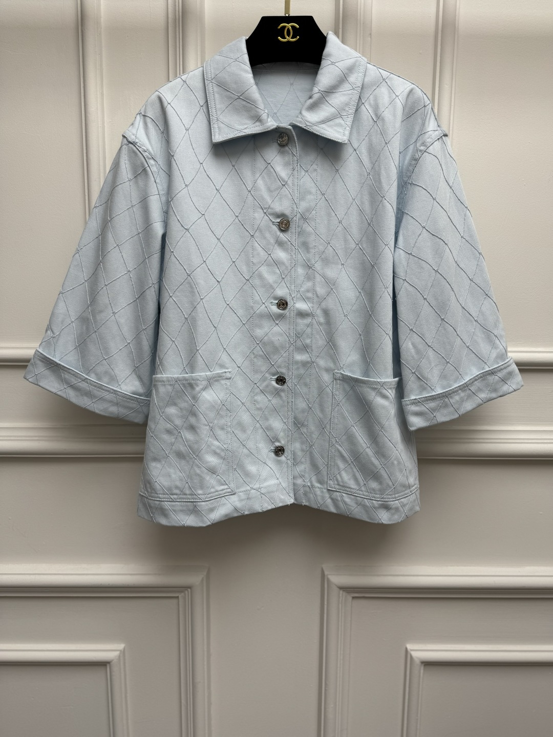 NO:886288,Spring and summer new styles are available. Chanel diamond embroidered denim jacket 2026 summer beach series. Rolled three-quarter sleeve design. Heavy embroidery diamond thread embroidery. Exquisite logo button decoration. Fashionable and western style. Customized enzyme washed denim fabric. Stiff and stylish. Loose fit. The upper body is elegant and fashionable. Sizes SML,,chanel,jackets & coats,19860909春夏新款上新啦 香家菱格刺绣牛仔外套 2026夏季沙滩系列 卷边七分袖设计 重工刺绣菱格线绣工艺 精致logo纽扣装饰 时髦洋气 定制酵素洗水牛仔面料 挺括有型 宽松版型 上身气质又时髦 尺码SML,,chanel,jackets & coats,,Women's clothing