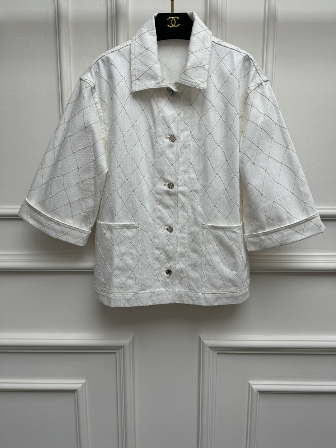 NO:886310,Spring and summer new styles are available. Chanel diamond embroidered denim jacket 2026 summer beach series. Rolled three-quarter sleeve design. Heavy embroidery diamond thread embroidery. Exquisite logo button decoration. Fashionable and western style. Customized enzyme washed denim fabric. Stiff and stylish. Loose fit. The upper body is elegant and fashionable. Sizes SML,,chanel,jackets & coats,19860909春夏新款上新啦 香家菱格刺绣牛仔外套 2026夏季沙滩系列 卷边七分袖设计 重工刺绣菱格线绣工艺 精致logo纽扣装饰 时髦洋气 定制酵素洗水牛仔面料 挺括有型 宽松版型 上身气质又时髦 尺码SML,,chanel,jackets & coats,,Women's clothing