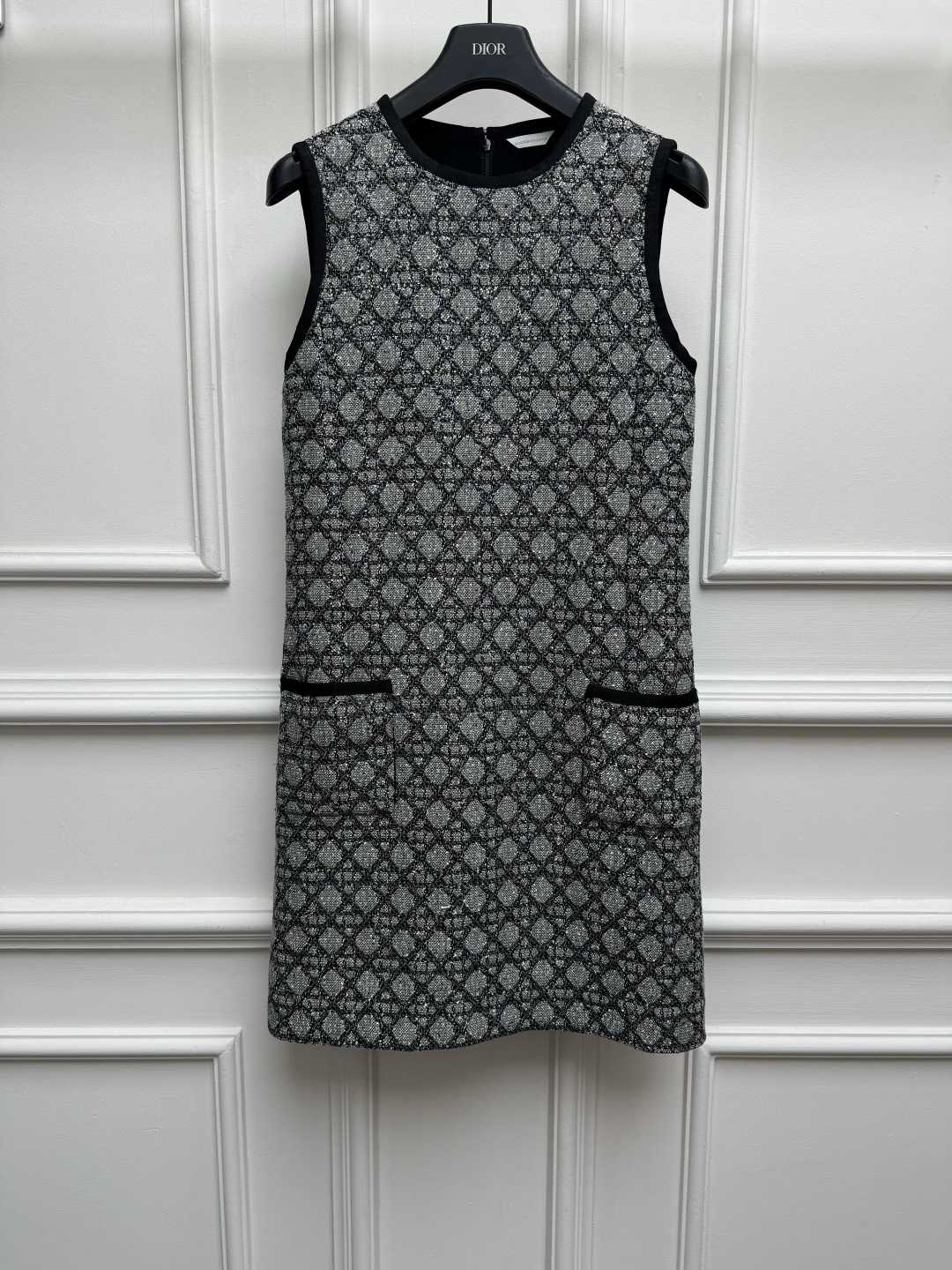NO:886329,New spring and summer new styles D's cantank sequined vest dress 2026 spring and summer series Round neck neck design Classic cannage sequined embroidery pattern Exquisite and high-end nobility Customized wool blended tweed fabric Silk lining Soft and comfortable A-line version The upper body is slim and elegant. Sizes SML, dior, skirts, real silk,19860909春夏新款上新啦 D家藤格纹亮片背心裙 2026春夏系列 圆领领口设计 经典藤格纹亮片刺绣图案 精致高级贵气 定制羊毛混纺花呢面料 真丝里衬 柔软舒适 A字版型 上身显瘦又气质 尺码SML,,dior,skirts,real silk,,Women's clothing