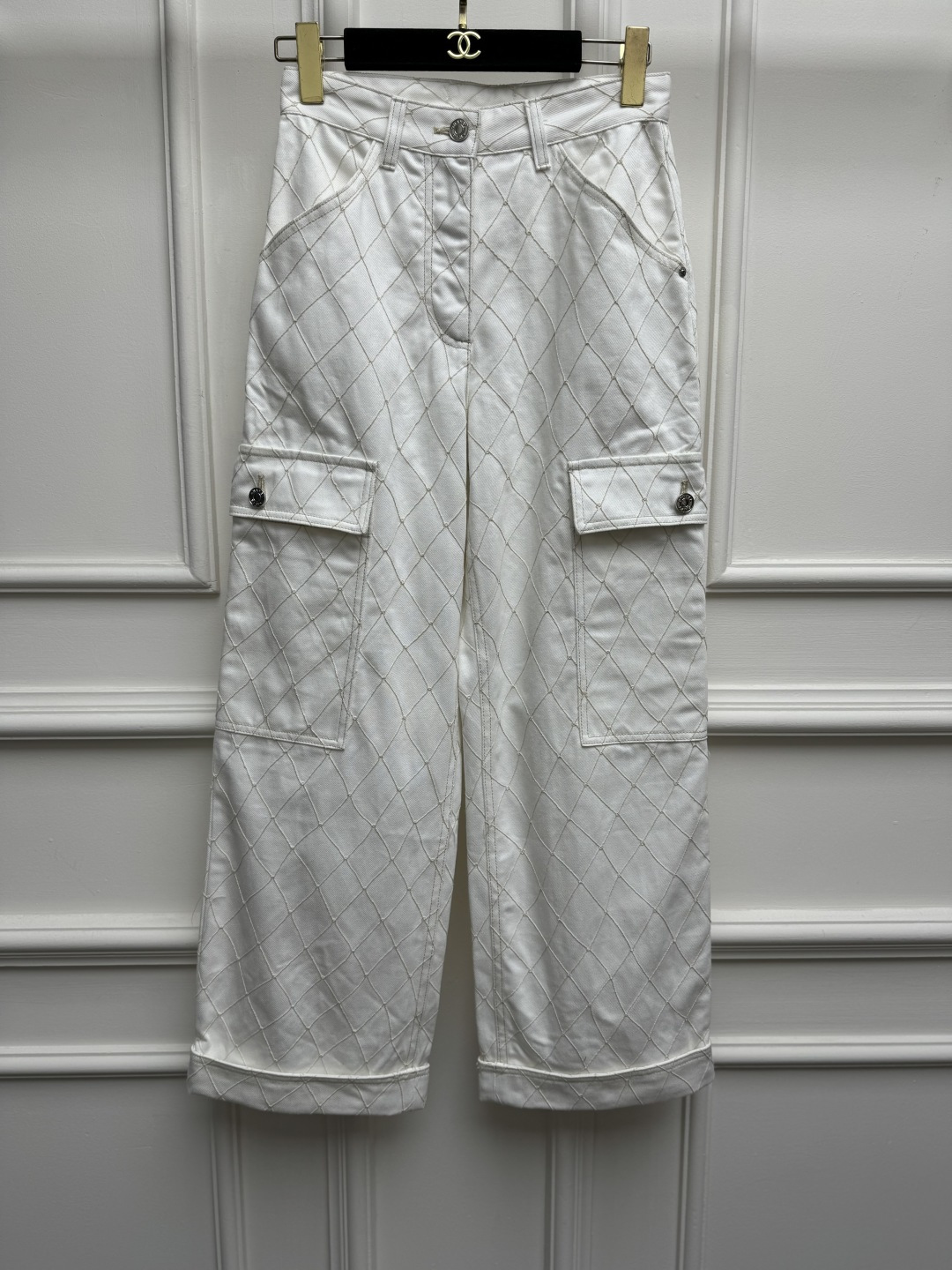 NO:888509,Spring and summer new styles are available. Xiangjia rhombus embroidered straight pants 2026 summer beach series Work pockets and rolled trouser legs design Heavy embroidery rhombus thread embroidery Exquisite logo button decoration Fashionable and Western style Customized enzyme washed milk fabric Stiff and stylish Straight pants version The upper body is slim and elegant Size SML,,chanel,19860909春夏新款上新啦 香家菱格刺绣直筒裤 2026夏季沙滩系列 工装口袋卷裤脚设计 重工刺绣菱格线绣工艺 精致logo纽扣装饰 时髦洋气 定制酵素洗水牛奶面料 挺括有型 直筒裤版型 上身显瘦又气质 尺码SML,,chanel,,Women's clothing