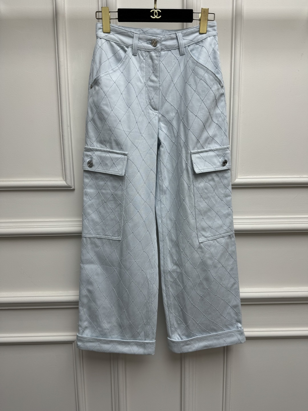 NO:888528,Spring and summer new styles are available. Xiangjia rhombus embroidered straight pants 2026 summer beach series Work pockets and rolled trouser legs design Heavy embroidery rhombus thread embroidery Exquisite logo button decoration Fashionable and Western style Customized enzyme washed milk fabric Stiff and stylish Straight pants version The upper body is slim and elegant Size SML,,chanel,19860909春夏新款上新啦 香家菱格刺绣直筒裤 2026夏季沙滩系列 工装口袋卷裤脚设计 重工刺绣菱格线绣工艺 精致logo纽扣装饰 时髦洋气 定制酵素洗水牛奶面料 挺括有型 直筒裤版型 上身显瘦又气质 尺码SML,,chanel,,Women's clothing