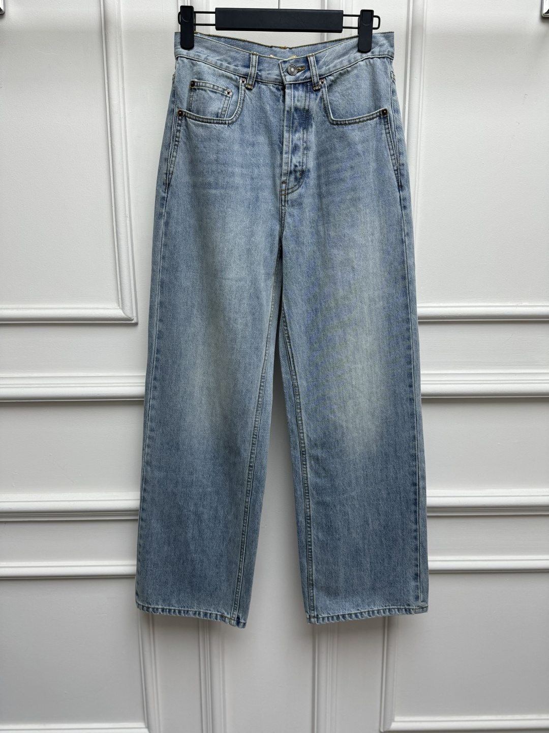 NO:888497,New spring and summer styles are available. YSL blue washed jeans 2026 spring and summer series. Logo patch design on the back of the waist. Retro washed denim fabric. Heavy enzyme wash. Soft and comfortable. Mid-waist straight trousers version with a lazy and relaxed feel. Sizes SML,,saint laurent,jeans,19860909春夏新款上新啦 YSL蓝色水洗牛仔裤 2026春夏系列 腰部背面logo贴片设计 复古水洗牛仔面料 重工酵素洗水 柔软舒适 中腰直筒裤版型 自带慵懒松弛感 尺码SML,,saint laurent,jeans,,Women's clothing