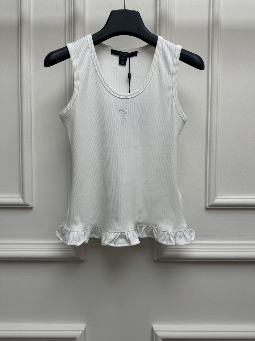 NO:888410,New spring and summer styles are available. L's embroidered lace vest 2026 spring and summer series. Versatile U-shaped neckline. White lace splicing design. Exquisite three-dimensional logo embroidery pattern embellishment on the chest. Simple, fashionable and advanced. Silk-cotton blended knitted fabric. Soft and comfortable. Stretch slim fit. The upper body is slim and elegant. Sizes SML, Louis Vuitton,19860909春夏新款上新啦 L家刺绣花边背心 2026春夏系列 百搭U字领领口 白色花边拼接设计 胸前精致立体logo刺绣图案点缀 简约时髦高级 丝棉混纺针织面料 柔软舒适 弹力修身版型 上身显瘦又气质 尺码SML,,louis vuitton,,Women's clothing