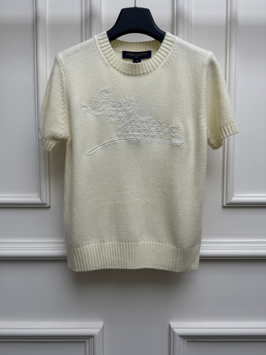 NO:888441,New spring and summer styles are available. L's signature embroidered short sleeves. 2026 spring and summer series. Round neck design. Exquisite three-dimensional handwritten logo embroidery pattern. Fashionable and advanced color matching. Wool cashmere knitted fabric. Soft and comfortable. Normal fit. The upper body looks slim and elegant. Sizes SML, Louis Vuitton, T-shirt,19860909春夏新款上新啦 L家签名刺绣短袖 2026春夏系列 圆领领口设计 精致立体的手写体标识刺绣图案 配色时髦高级 羊毛羊绒针织面料 柔软舒适 正常版型 上身显瘦又气质 尺码SML,,louis vuitton,T-shirt,,Women's clothing