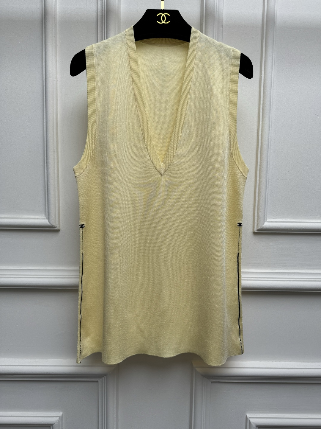 NO:888461,Spring and summer new styles are available. Chanel V-neck knitted vest 2026 summer beach series. Temperamental V-neck design. Double C letter logo embroidery pattern on the side. Simple, fashionable and high-end. Silk knitted fabric. Soft, comfortable and breathable. Loose fit. The upper body is versatile and elegant. Sizes SML,,chanel,real silk,19860909春夏新款上新啦 香家V领针织背心 2026夏季沙滩系列 气质V领设计 侧边双C字母logo刺绣图案点缀 简约时髦高级 真丝针织面料 柔软舒适透气 宽松版型 上身百搭又气质 尺码SML,,chanel,real silk,,Women's clothing