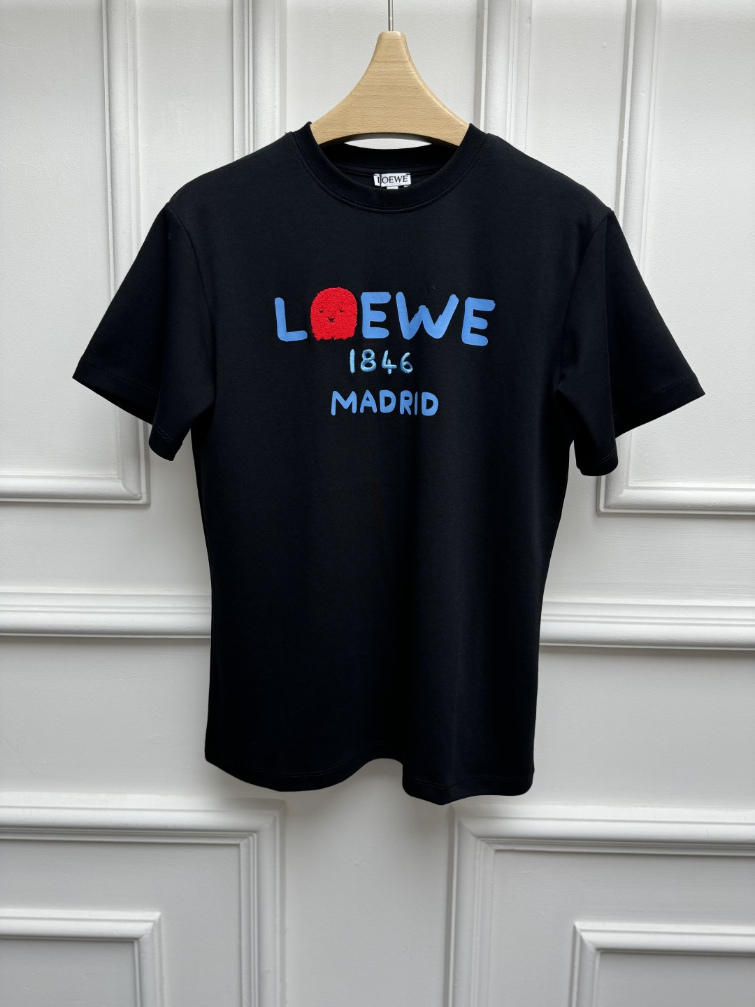 NO:888479,Spring and summer new styles are available. Loewe towel lion head T-shirt. 2026 anniversary limited edition. Round neck design. Logo print on chest. Embroidered towel lion head embellishment. Full of fun. Fashionable and age-reducing. Customized pure cotton fabric. Soft, comfortable and breathable. Normal fit. The upper body looks slim and elegant. Sizes SML,,loewe,tees,t-shirt,19860909春夏新款上新啦 罗意威毛巾狮子头T恤 2026周年纪念限定款 圆领领口设计 胸前logo印花图案 刺绣毛巾狮子头点缀 趣味十足 时髦减龄 定制纯棉面料 柔软舒适透气 正常版型 上身显瘦又气质 尺码SML,,loewe,tees，t-shirt,,Women's clothing