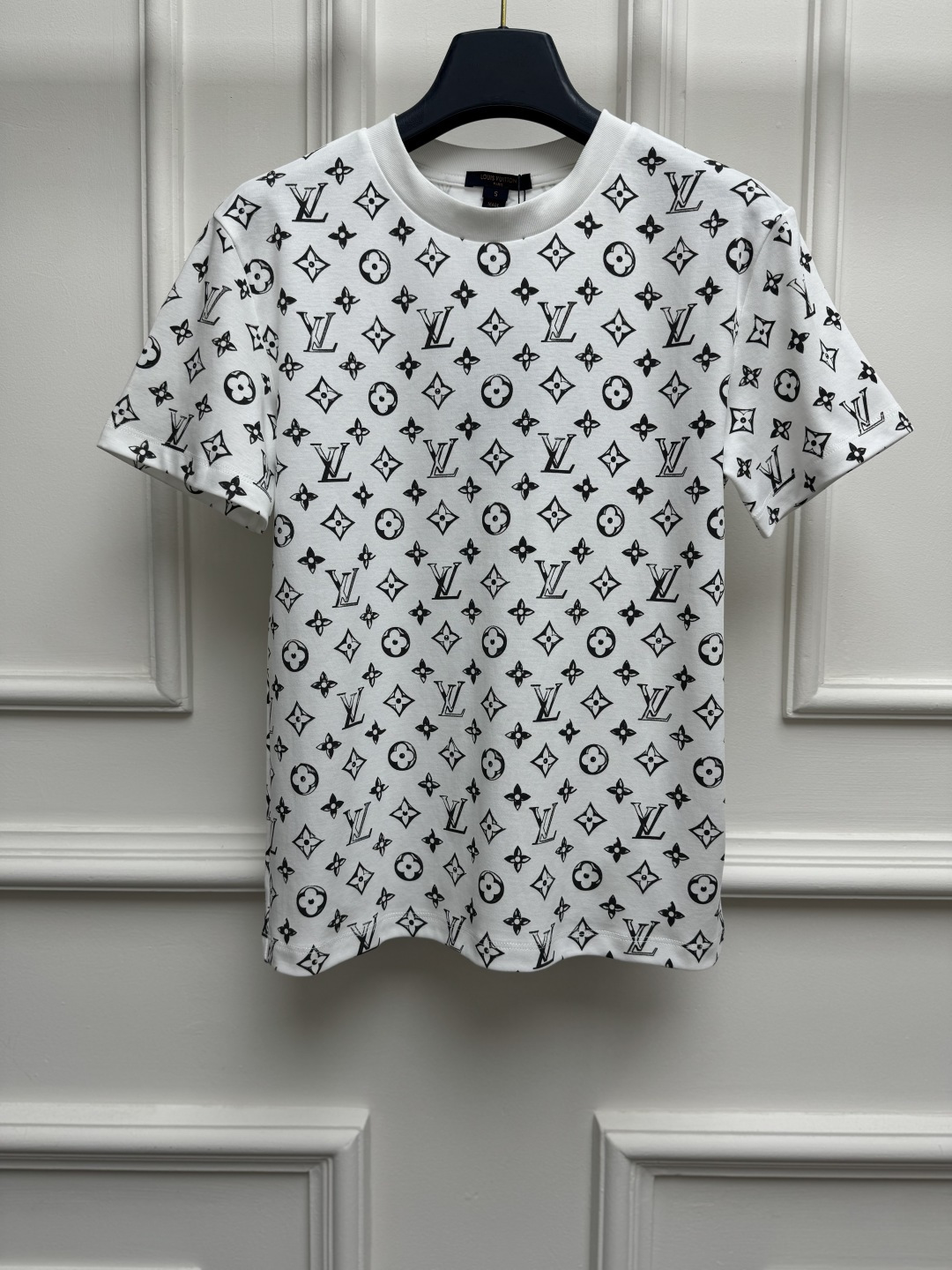 NO:893765,Spring and summer new styles are coming. L family presbyopia printed T-shirt 2026 spring and summer series. Round neck design. Fully printed presbyopia logo pattern. Fashionable and advanced. Customized pure cotton fabric. Soft, comfortable and breathable. Normal fit. The upper body is slim and versatile. Sizes are SML, Louis Vuitton, tees, t-shirt,19860909春夏新款上新啦 L家老花印花T恤 2026春夏系列 圆领领口设计 满印老花logo图案 时髦高级 定制纯棉面料 柔软舒适透气 正常版型 上身显瘦又百搭 尺码SML,,louis vuitton,tees，t-shirt,,Women's clothing