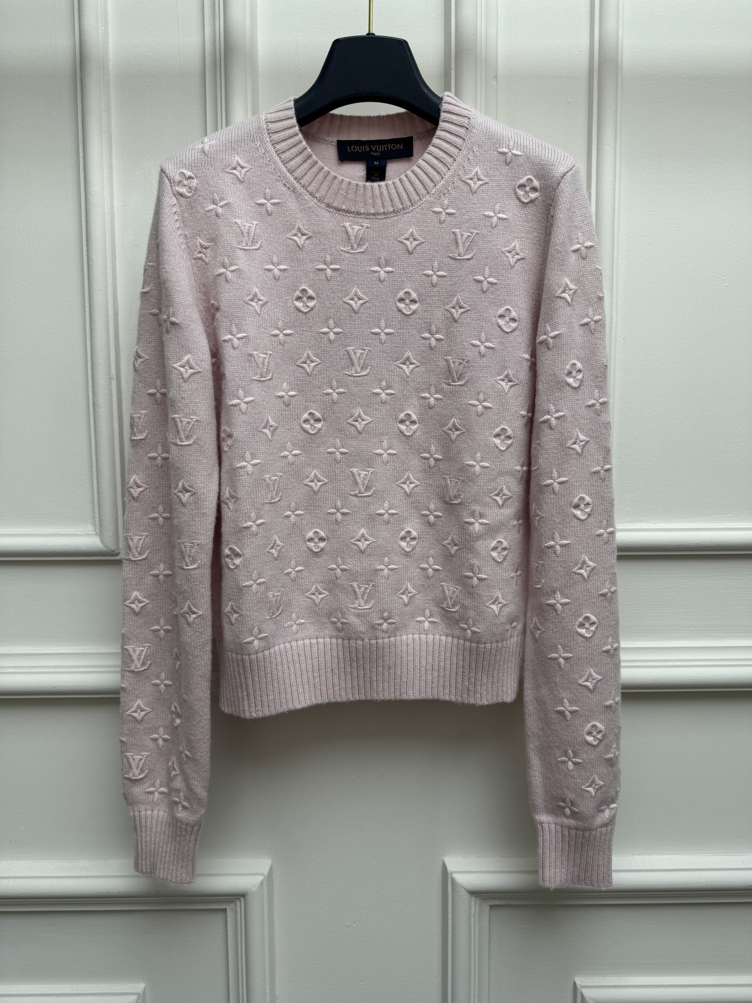 NO:890123,New spring and summer styles are available. L’s presbyopic embroidered sweater 2026 spring and summer series. Round ribbed neckline. Exquisite three-dimensional logo embroidery pattern. Full of high-end sense. Cashmere knitted fabric. Warm and comfortable. Slim fit. The upper body looks slim and elegant. Sizes SML, Louis Vuitton, Sweaters,19860909春夏新款上新啦 L家老花刺绣毛衣 2026春夏系列 圆领罗纹领口 精致立体的logo刺绣图案 满满的高级感 羊绒针织面料 保暖舒适 修身版型 上身显瘦又气质 尺码SML,,louis vuitton,sweaters,,Women's clothing