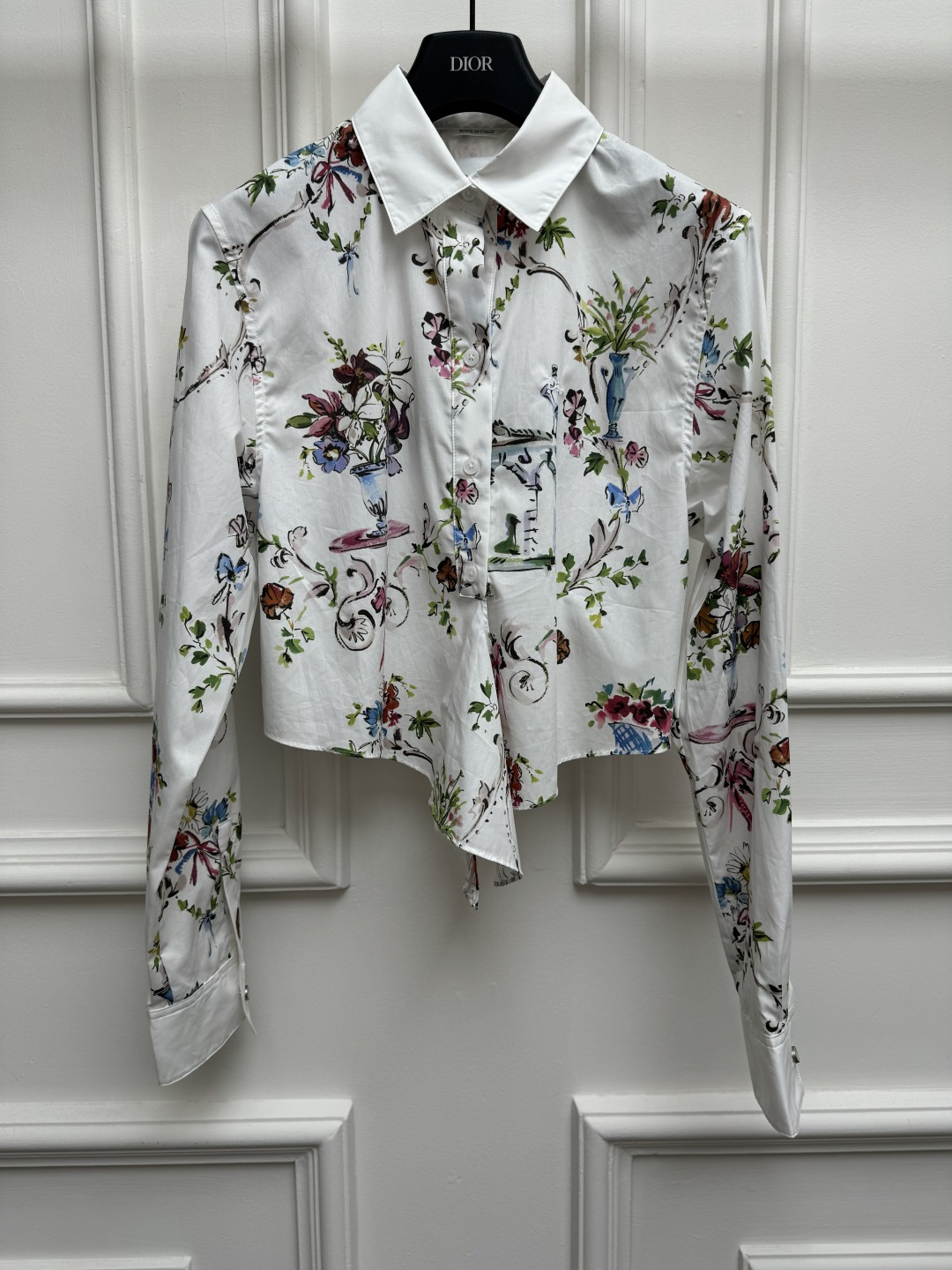 NO:890136,New spring and summer new styles D's printed lace-up short shirt 2026 spring and summer series Lapel neckline Hem lace-up design French watercolor floral print pattern Classic letter logo embroidery embellishment Retro French holiday style Customized cotton poplin fabric Comfortable and skin-friendly Short version The upper body is slim and versatile Sizes SML, dior, shirts,19860909春夏新款上新啦 D家印花系带短款衬衫 2026春夏系列 翻领领口 下摆系带式设计 法式水彩花卉印花图案 经典字母logo刺绣点缀 复古法式度假风 定制棉府绸面料 舒适亲肤 短款版型 上身显瘦又百搭 尺码SML,,dior,shirts,,Women's clothing