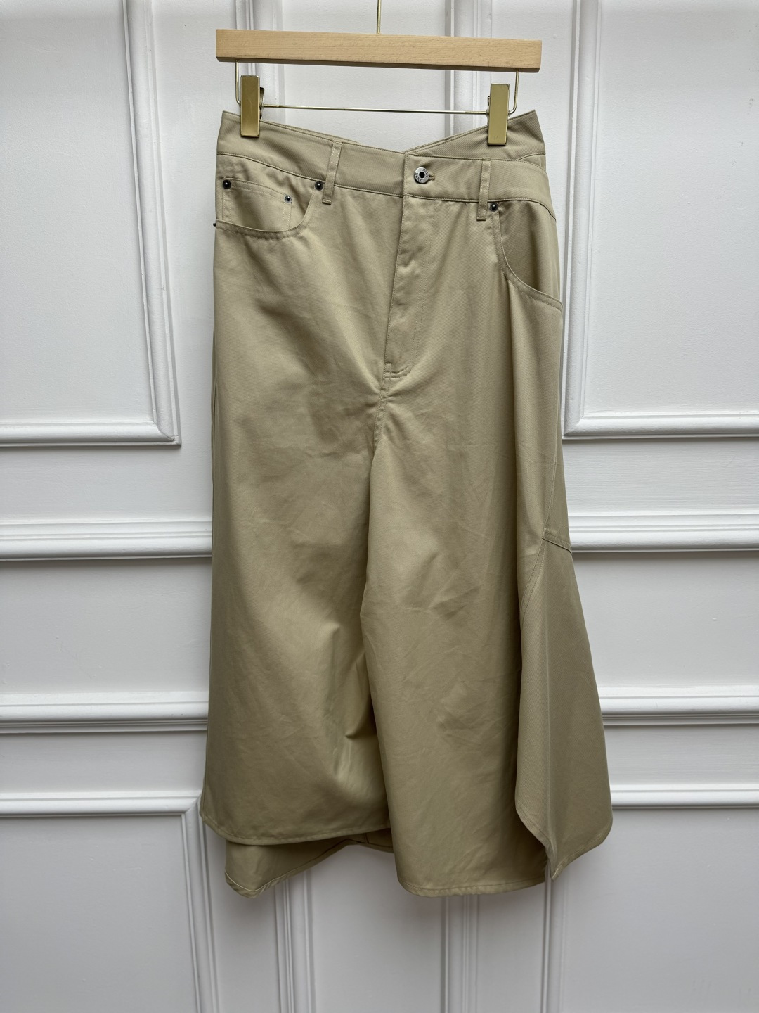 NO:890143,New spring and summer styles are available. Loewe irregular skirt 2026 spring and summer series. Asymmetrical tailoring design. Back logo leather label decoration. Fashionable personality and design. Customized cotton fabric. High-waist pleated skirt version. The upper body is slim and versatile. Sizes SML,,loewe,skirts,19860909春夏新款上新啦 罗意威不规则半裙 2026春夏系列 不对称剪裁设计 后背logo皮标装饰 时髦个性有设计感 定制棉质面料 高腰褶皱半裙版型 上身显瘦又百搭 尺码SML,,loewe,skirts,,Women's clothing