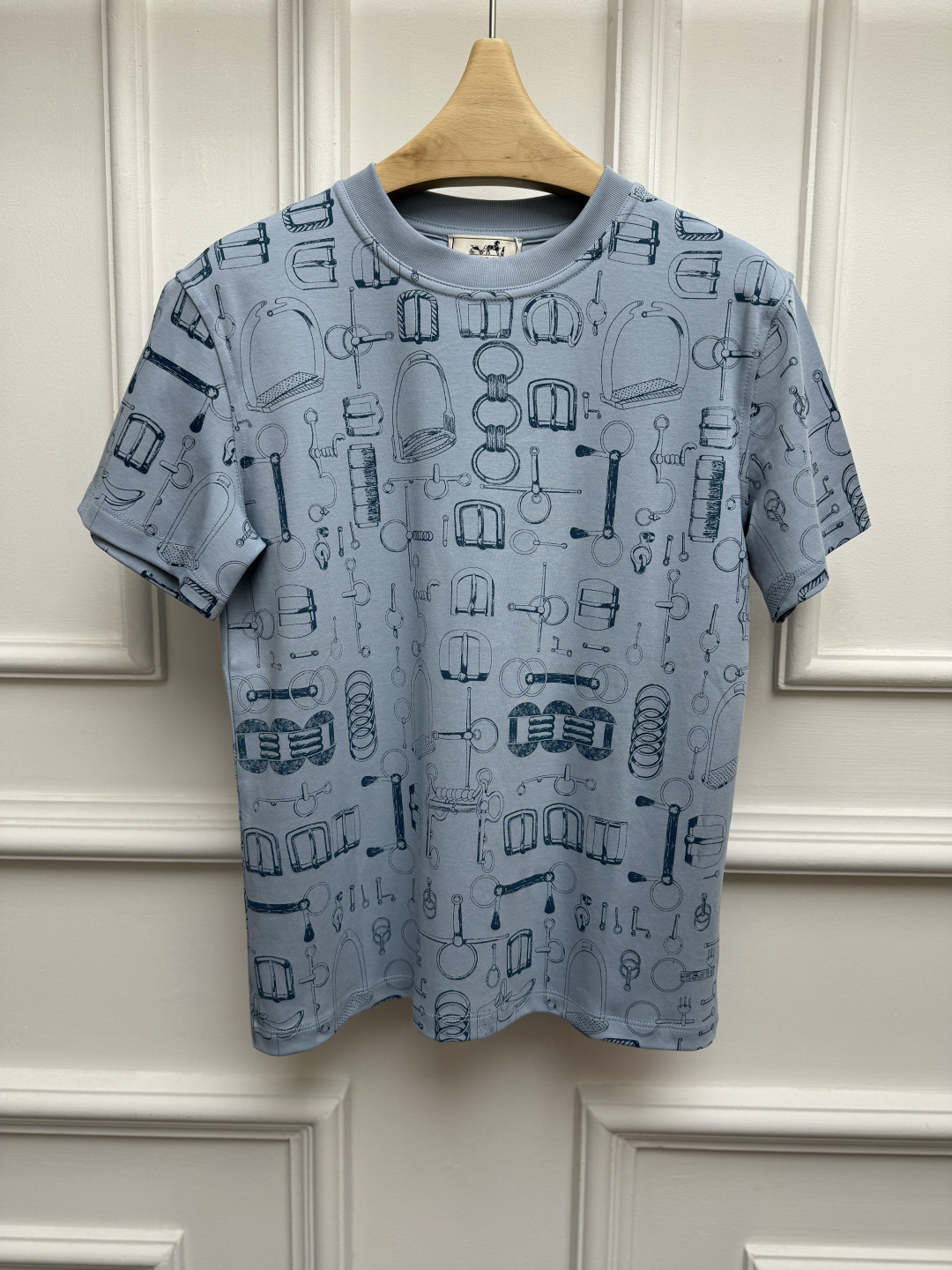 NO:890161,New spring and summer styles are available. H family equestrian print T-shirt 2026 spring and summer series. Round neck design. Equestrian metal buckle print pattern. Simple and fashionable. Full of artistic sense. Customized pure cotton fabric. Soft, comfortable and breathable. Normal fit. The upper body is slim and elegant. Sizes SML, tees, t-shirt,19860909春夏新款上新啦 H家马术印花T恤 2026春夏系列 圆领领口设计 马术金属扣印花图案 简约时髦 满满的艺术感 定制纯棉面料 柔软舒适透气 正常版型 上身显瘦又气质 尺码SML,,tees，t-shirt,,Women's clothing