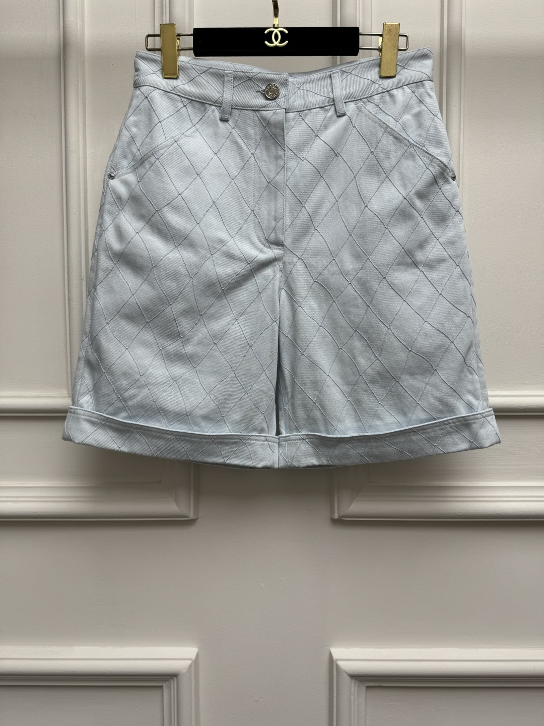 NO:890936,New styles for spring and summer are available. Xiangjia rhombus embroidered shorts 2026 spring and summer series. Rolled trouser legs design. Heavy embroidery rhombus thread embroidery. Exquisite logo button decoration. Fashionable and western style. Customized enzyme washed denim fabric. Stiff and stylish. Straight-leg trousers version. The upper body is slim and elegant. Sizes SML,,chanel,shorts,19860909春夏新款上新啦 香家菱格刺绣短裤 2026春夏系列 卷裤脚设计 重工刺绣菱格线绣工艺 精致logo纽扣装饰 时髦洋气 定制酵素洗水牛仔面料 挺括有型 直筒裤版型 上身显瘦又气质 尺码SML,,chanel,shorts,,Women's clothing