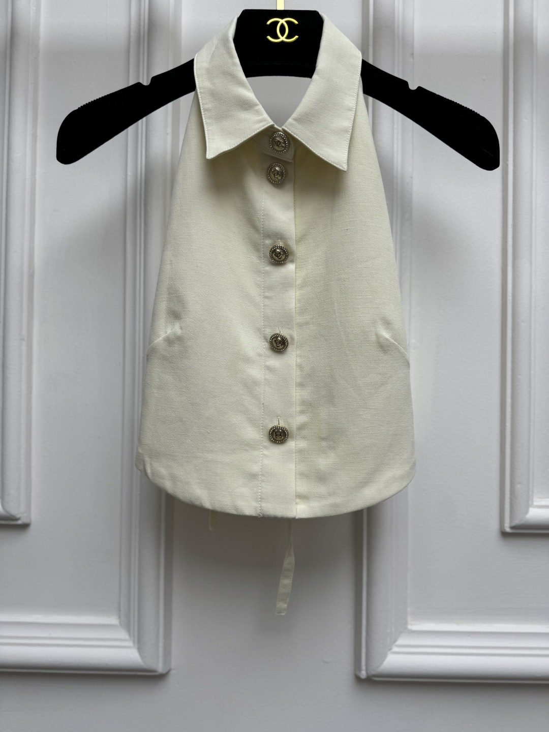 NO:890943,New styles for early spring are available. Xiangjia backless vest 2026 spring and summer series. Halter neck and backless strap design. Exquisite logo button decoration. Retro fashionable and high-end. Customized pure cotton fabric. Soft and comfortable. Slim fit. The upper body is slim and fashionable. Size SML,,chanel,19860909早春新款上新啦 香家露背马甲 2026春夏系列 挂脖露背绑带设计 精致logo纽扣装饰点缀 复古时髦高级 定制纯棉面料 柔软舒适 修身版型 上身显瘦又时髦 尺码SML,,chanel,,Women's clothing
