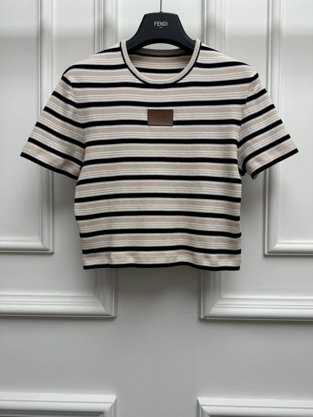 NO:891520,Spring and summer new styles are available. FD striped knitted short sleeves. 2026 spring and summer series. Round neck design. Contrast stripe design. Leather letter logo embellishment on the chest. The color is gentle and high-end. Cotton knitted fabric. Soft and comfortable. Short version. The upper body is slim and elegant. Sizes SML, T-shirt,19860909春夏新款上新啦 FD条纹针织短袖 2026春夏系列 圆领领口设计 撞色条纹设计 胸前皮标字母logo点缀 配色温柔高级 棉质针织面料 柔软舒适 短款版型 上身显瘦又气质 尺码SML,,T-shirt,,Women's clothing