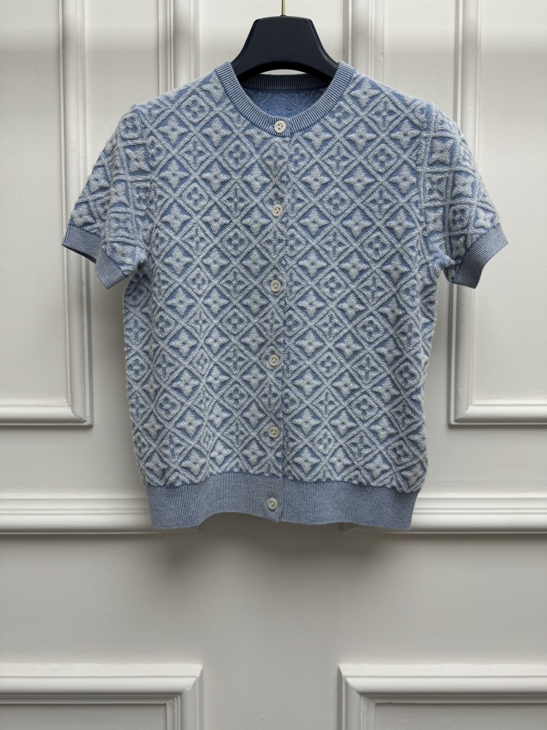 NO:893774,New spring and summer styles are available. L's jacquard short-sleeved cardigan 2026 spring and summer series. Round neck ribbed neck design. Three-dimensional embossed jacquard pattern. Fashionable and high-end blue color. Customized towel knitted fabric. Soft and comfortable. Short version. The upper body is slim and elegant. Sizes SML, Louis Vuitton, T-shirt,19860909春夏新款上新啦 L家提花短袖开衫 2026春夏系列 圆领罗纹领口设计 立体浮雕提花图案 蓝色配色时髦高级 定制毛巾针织面料 柔软舒适 短款版型 上身显瘦又气质 尺码SML,,louis vuitton,T-shirt,,Women's clothing