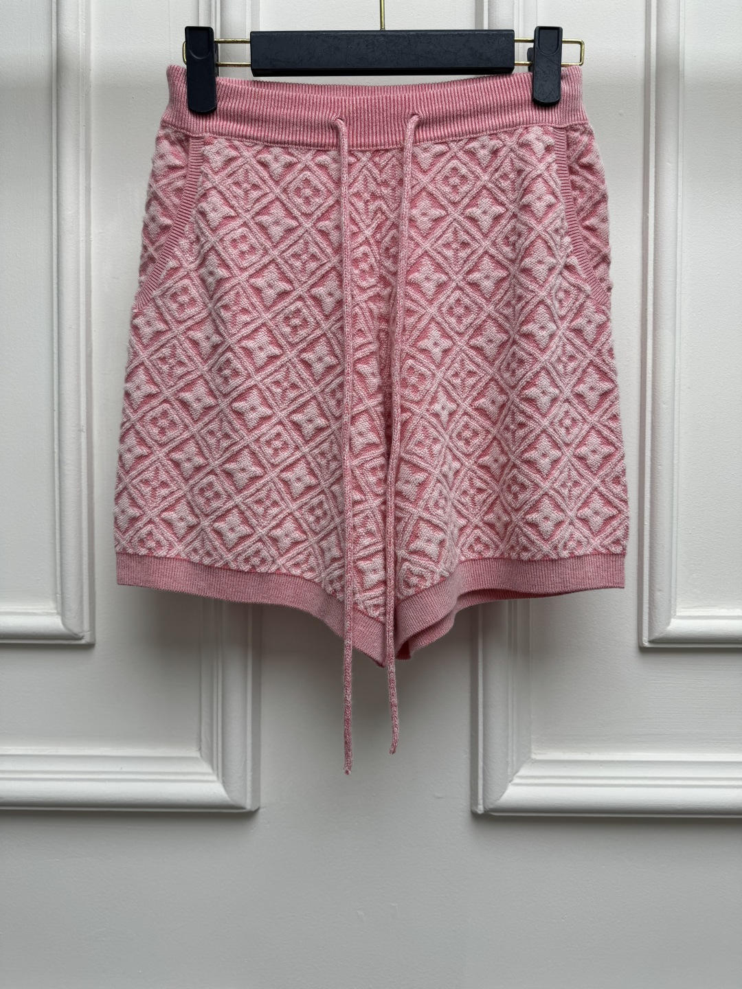 NO:893768,New spring and summer styles are available. L's jacquard knitted shorts 2026 spring and summer series. Elastic elastic waistband design. Three-dimensional embossed jacquard pattern. Pink color is gentle and sweet. Wool blended knitted fabric. Soft and comfortable. High-waisted version. The upper body is slim and versatile. Sizes SML, Louis Vuitton, shorts,19860909春夏新款上新啦 L家提花针织短裤 2026春夏系列 松紧弹力腰头设计 立体浮雕提花图案 粉色配色温柔甜美 羊毛混纺针织面料 柔软舒适 高腰版型 上身显瘦又百搭 尺码SML,,louis vuitton,shorts,,Women's clothing