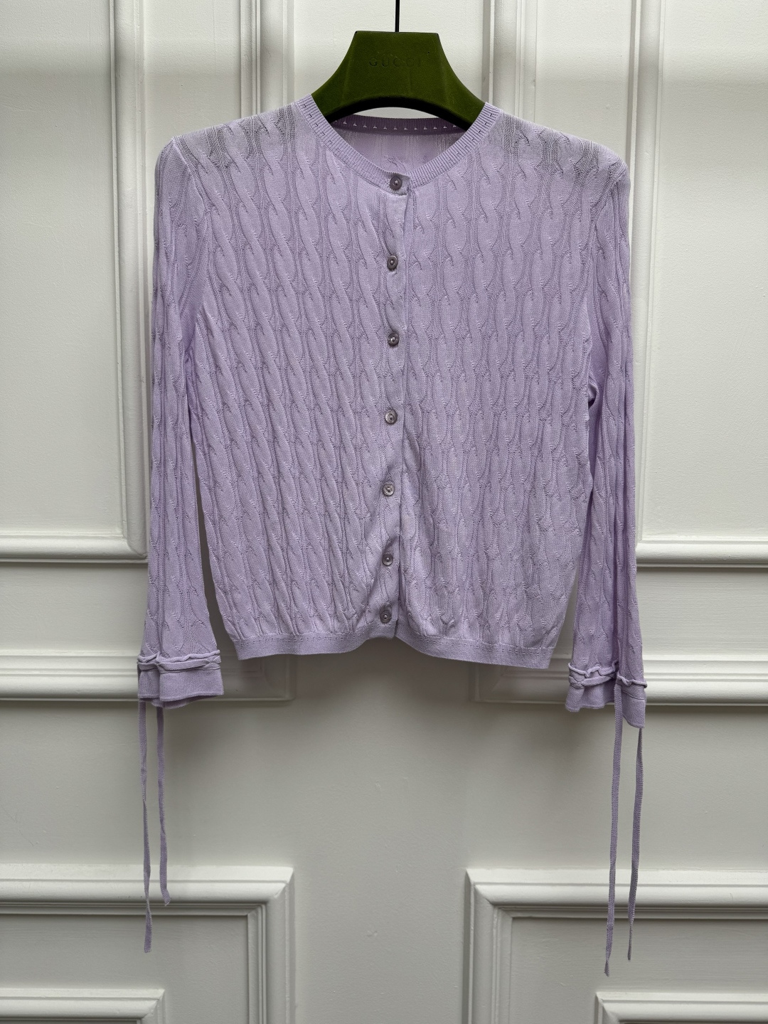 NO:891530,New spring and summer styles are available. G family twist knitted cardigan 2026 spring and summer series. Round neck single-breasted design. Twist woven texture. Metal logo decoration on the back. The color is fashionable and western. Cotton blended knitted fabric. Comfortable and skin-friendly. Slim fit. The upper body is slim and elegant. Sizes SML,,gucci,19860909春夏新款上新啦 G家麻花针织开衫 2026春夏系列 圆领单排扣设计 麻花编织纹理 后背金属logo装饰点缀 配色时髦洋气 棉混纺针织面料 舒适亲肤 修身版型 上身显瘦又气质 尺码SML,,gucci,,Women's clothing
