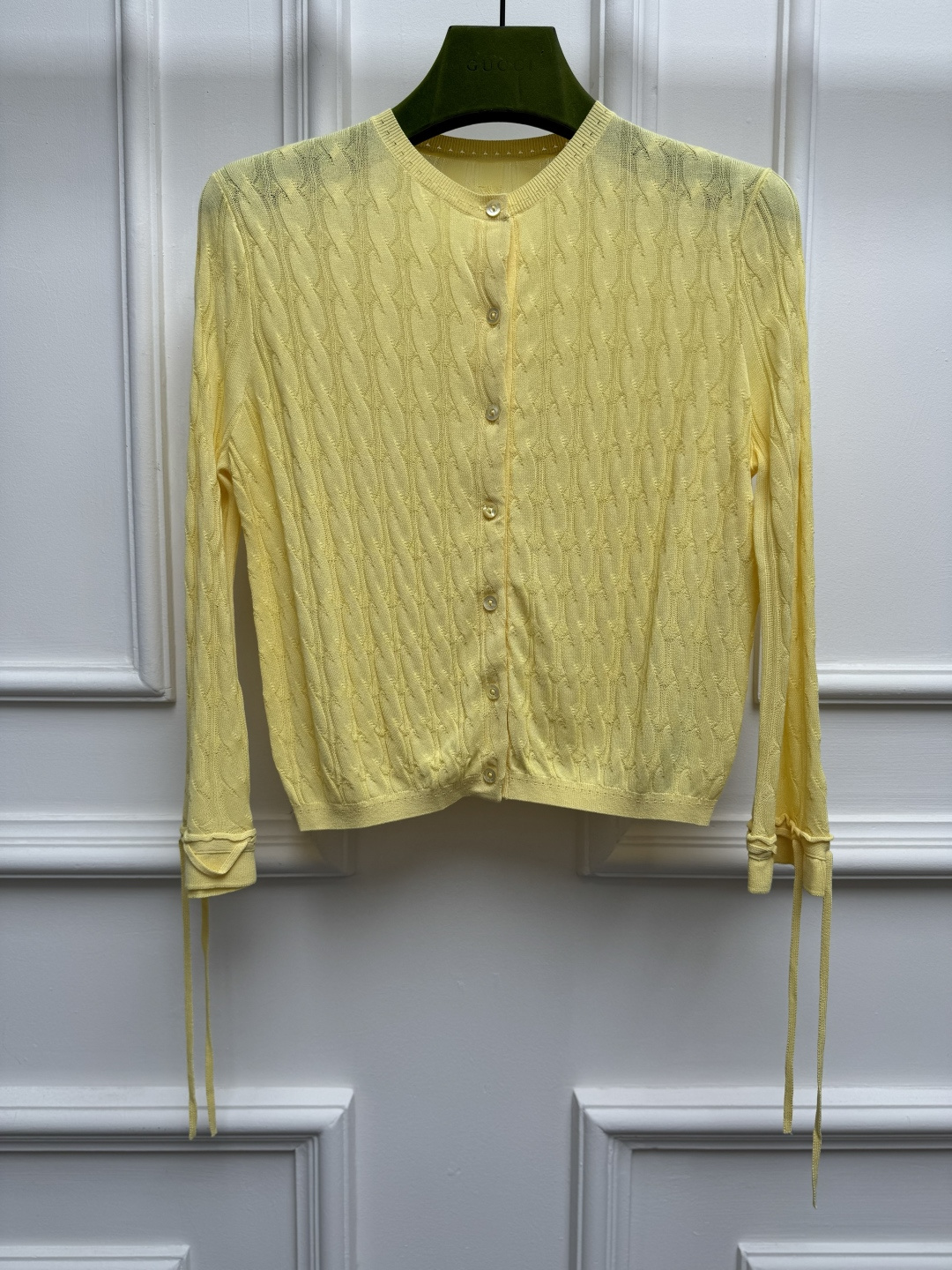 NO:891528,New spring and summer styles are available. G family twist knitted cardigan 2026 spring and summer series. Round neck single-breasted design. Twist woven texture. Metal logo decoration on the back. The color is fashionable and western. Cotton blended knitted fabric. Comfortable and skin-friendly. Slim fit. The upper body is slim and elegant. Sizes SML,,gucci,19860909春夏新款上新啦 G家麻花针织开衫 2026春夏系列 圆领单排扣设计 麻花编织纹理 后背金属logo装饰点缀 配色时髦洋气 棉混纺针织面料 舒适亲肤 修身版型 上身显瘦又气质 尺码SML,,gucci,,Women's clothing