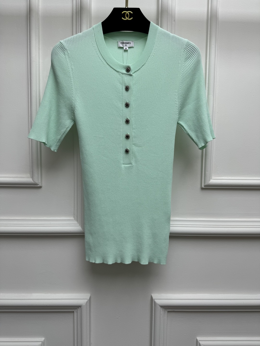 NO:891536,Spring and summer new styles are available. Xiangjia half-open collar knitted short sleeves 2026 handmade workshop series. Round neck half-open collar design. Exquisite button decoration. Vertical pit strip texture. Simple, fashionable and advanced. Customized cotton blended fabric. Comfortable and skin-friendly. Elastic slim fit. The upper body is slim and versatile. Sizes SML,,chanel,T-shirt,19860909春夏新款上新啦 香家半开领针织短袖 2026手工坊系列 圆领半开领设计 精致纽扣装饰点缀 竖坑条纹理 简约时髦高级 定制棉质混纺面料 舒适亲肤 弹力修身版型 上身显瘦又百搭 尺码SML,,chanel,T-shirt,,Women's clothing