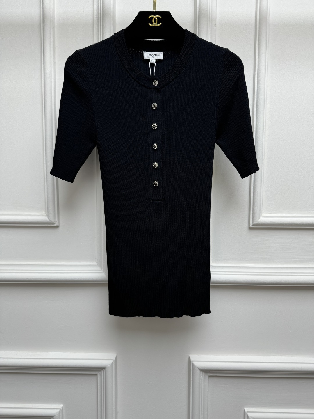 NO:891540,Spring and summer new styles are available. Xiangjia half-open collar knitted short sleeves 2026 handmade workshop series. Round neck half-open collar design. Exquisite button decoration. Vertical pit strip texture. Simple, fashionable and advanced. Customized cotton blended fabric. Comfortable and skin-friendly. Elastic slim fit. The upper body is slim and versatile. Sizes SML,,chanel,T-shirt,19860909春夏新款上新啦 香家半开领针织短袖 2026手工坊系列 圆领半开领设计 精致纽扣装饰点缀 竖坑条纹理 简约时髦高级 定制棉质混纺面料 舒适亲肤 弹力修身版型 上身显瘦又百搭 尺码SML,,chanel,T-shirt,,Women's clothing